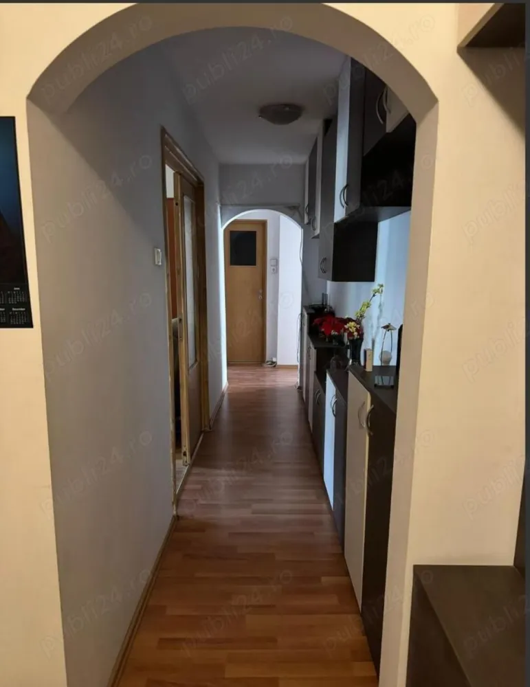 Vanzare Apartament 3 camere - Apartament 3 camere decomandat, etaj 3 10, parchet, AC, instalație de gaz individuală și proiect aprobat pentru instalare centrală, certificat energetic clasa C valabil până în 2031, balcon închis termopan, intabulat