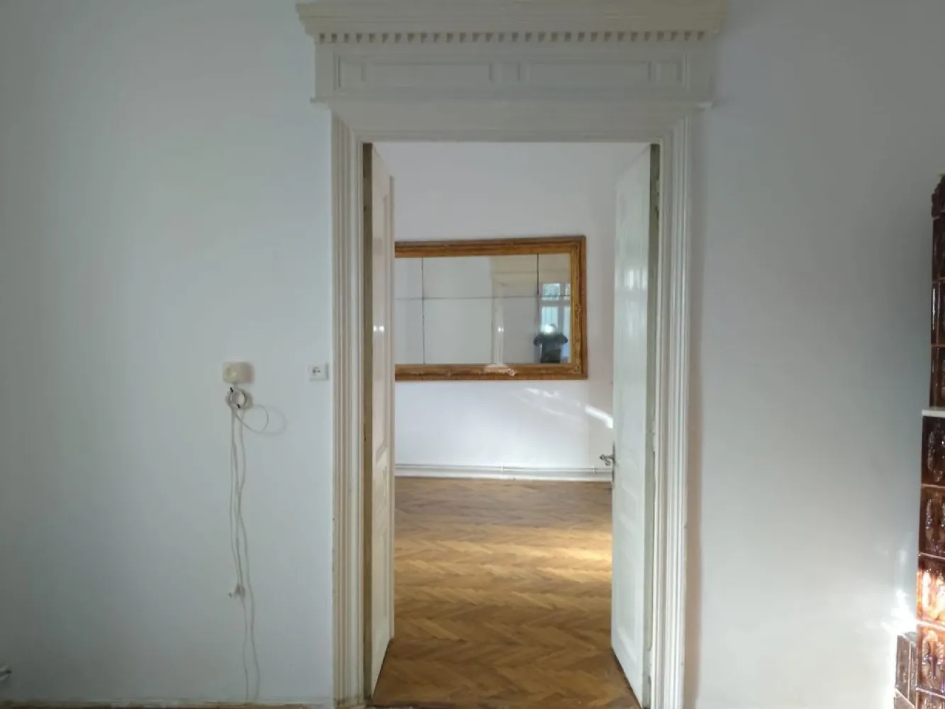 Inchiriez casa la curte in centru,zona Foisorul de Foc - Inchiriez casa la curte,in centrul Bucurestiului,in zona Izvorul Rece,Foisorul de Foc.
Casa este construita din caramida,compusa din 3 camere,1 baie,1 bucatarie,1 beci.Complet renovata.Curtea este comuna pt.3 vecini.Vecinii sunt oameni educati si civilizati.
Suprafata casei este de aproximativ 100 metrii patrati plus curte 30-50 metrii patrati.
Casa se poate utila la cerere,la alta valoare.