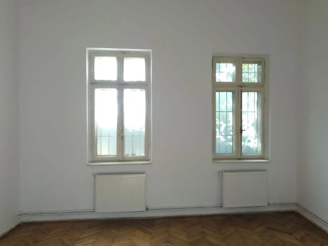 Inchiriez casa la curte in centru,zona Foisorul de Foc - Inchiriez casa la curte,in centrul Bucurestiului,in zona Izvorul Rece,Foisorul de Foc.
Casa este construita din caramida,compusa din 3 camere,1 baie,1 bucatarie,1 beci.Complet renovata.Curtea este comuna pt.3 vecini.Vecinii sunt oameni educati si civilizati.
Suprafata casei este de aproximativ 100 metrii patrati plus curte 30-50 metrii patrati.
Casa se poate utila la cerere,la alta valoare.