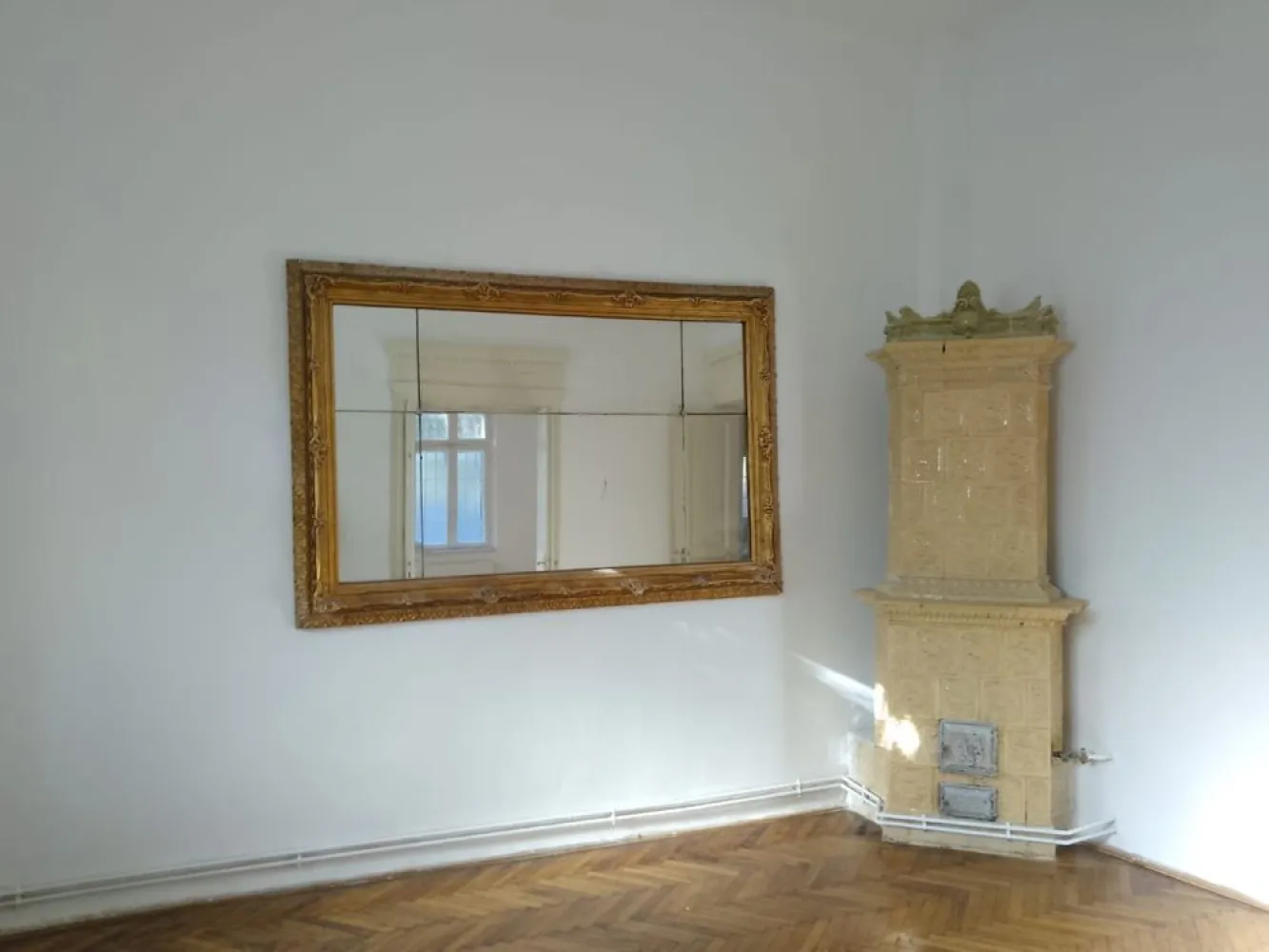 Inchiriez casa la curte in centru,zona Foisorul de Foc - Inchiriez casa la curte,in centrul Bucurestiului,in zona Izvorul Rece,Foisorul de Foc.
Casa este construita din caramida,compusa din 3 camere,1 baie,1 bucatarie,1 beci.Complet renovata.Curtea este comuna pt.3 vecini.Vecinii sunt oameni educati si civilizati.
Suprafata casei este de aproximativ 100 metrii patrati plus curte 30-50 metrii patrati.
Casa se poate utila la cerere,la alta valoare.