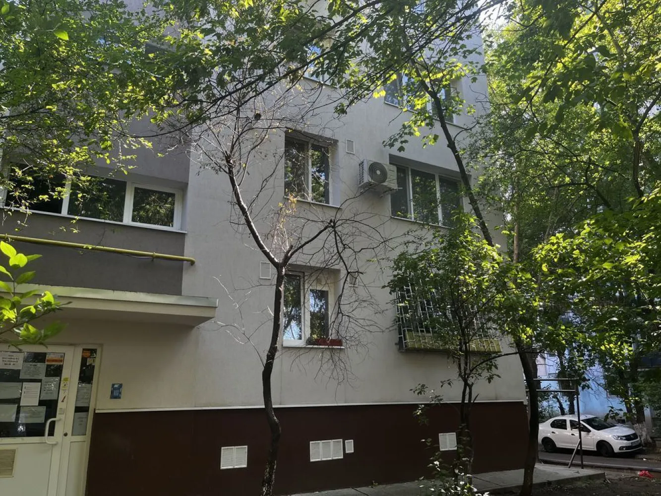 Apartament 3 camere decomandat D Taberei - Apartament 3 camere decomandat, complet mobilat, utilat
Etaj 1/4 si 65 mp
Bloc anvelopat 2021
Apartamentul a fost renovat complet in 2020
Termopane schimbate tripan
Centrala termica pusa in 2023
Gresie, faianta si parchet alb/gri de 12 mm in cele 3 camere
Instalatia electrica schimbata in totalitate de la panou pana la prize.
Instalatie sanitara schimbata din cupru
Calorifere aluminiu Romstal
3 aparate aer conditionat
Mobila facuta pe comanda

Drumul Taberei, Aleea Sandava