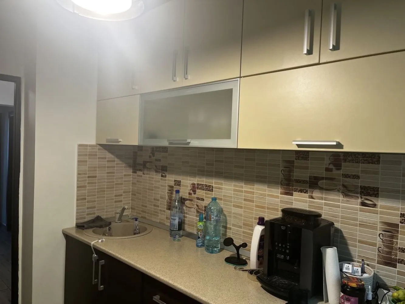 Apartament 3 camere decomandat D Taberei - Apartament 3 camere decomandat, complet mobilat, utilat
Etaj 1/4 si 65 mp
Bloc anvelopat 2021
Apartamentul a fost renovat complet in 2020
Termopane schimbate tripan
Centrala termica pusa in 2023
Gresie, faianta si parchet alb/gri de 12 mm in cele 3 camere
Instalatia electrica schimbata in totalitate de la panou pana la prize.
Instalatie sanitara schimbata din cupru
Calorifere aluminiu Romstal
3 aparate aer conditionat
Mobila facuta pe comanda

Drumul Taberei, Aleea Sandava