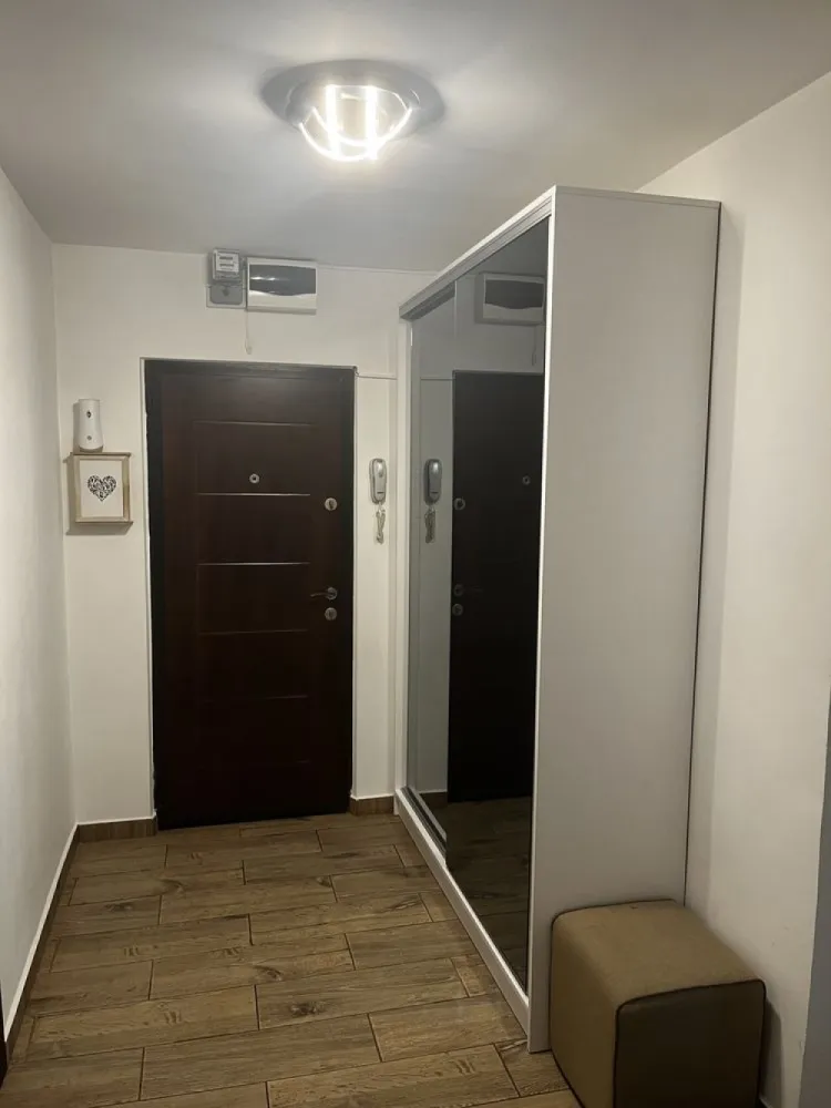 Apartament 3 camere decomandat D Taberei - Apartament 3 camere decomandat, complet mobilat, utilat
Etaj 1/4 si 65 mp
Bloc anvelopat 2021
Apartamentul a fost renovat complet in 2020
Termopane schimbate tripan
Centrala termica pusa in 2023
Gresie, faianta si parchet alb/gri de 12 mm in cele 3 camere
Instalatia electrica schimbata in totalitate de la panou pana la prize.
Instalatie sanitara schimbata din cupru
Calorifere aluminiu Romstal
3 aparate aer conditionat
Mobila facuta pe comanda

Drumul Taberei, Aleea Sandava