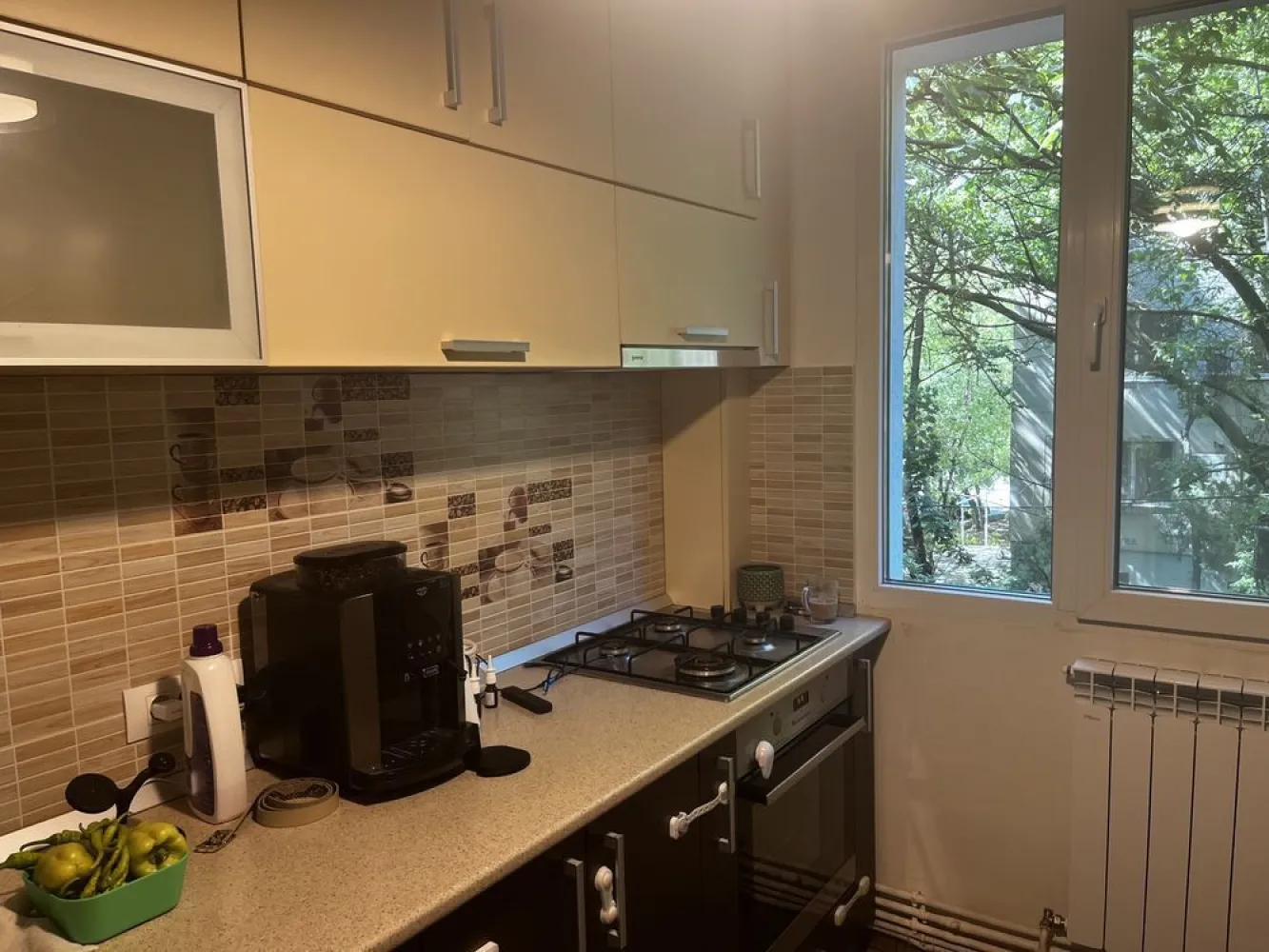 Apartament 3 camere decomandat D Taberei - Apartament 3 camere decomandat, complet mobilat, utilat
Etaj 1/4 si 65 mp
Bloc anvelopat 2021
Apartamentul a fost renovat complet in 2020
Termopane schimbate tripan
Centrala termica pusa in 2023
Gresie, faianta si parchet alb/gri de 12 mm in cele 3 camere
Instalatia electrica schimbata in totalitate de la panou pana la prize.
Instalatie sanitara schimbata din cupru
Calorifere aluminiu Romstal
3 aparate aer conditionat
Mobila facuta pe comanda

Drumul Taberei, Aleea Sandava