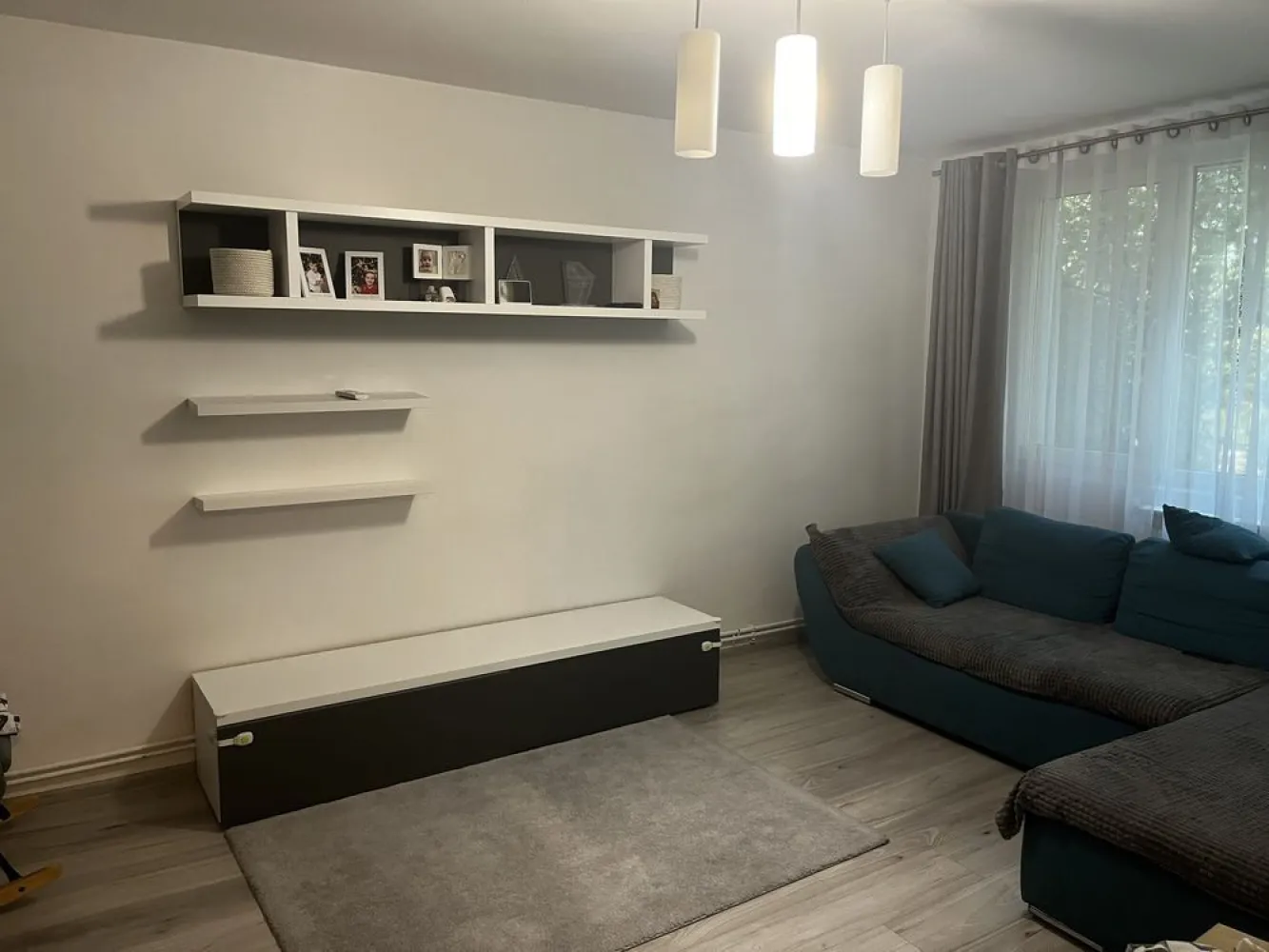 Apartament 3 camere decomandat D Taberei - Apartament 3 camere decomandat, complet mobilat, utilat
Etaj 1/4 si 65 mp
Bloc anvelopat 2021
Apartamentul a fost renovat complet in 2020
Termopane schimbate tripan
Centrala termica pusa in 2023
Gresie, faianta si parchet alb/gri de 12 mm in cele 3 camere
Instalatia electrica schimbata in totalitate de la panou pana la prize.
Instalatie sanitara schimbata din cupru
Calorifere aluminiu Romstal
3 aparate aer conditionat
Mobila facuta pe comanda

Drumul Taberei, Aleea Sandava