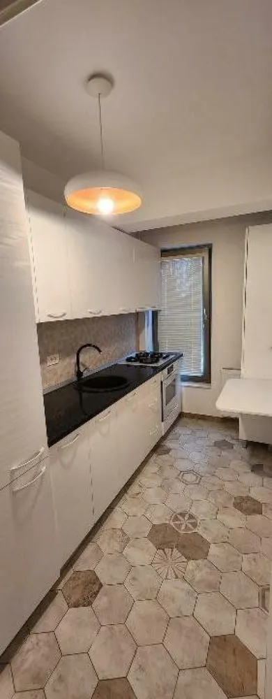Apartament 2 camere | Bucurestii Noi | Langa Metrou Laminorului - Va propun spre inchiriere un apartament cu 2 camere, situat la etajul 1 mobilat si utilat modern, intr-un bloc nou finalizat, situat in Zona Bucurestii Noi, langa statia de metrou Laminorului.
Este alcatuit din: living luminos si foarte spatios, un dormitor, o baie, o bucatarie inchisa, hol si balcon mare (10mp) .
Apartamentul dispune de: aer conditionat, centrala proprie, gresie, faianta, parchet, usa metalica, TV, interior stare buna (proaspat zugravit) masina de spalat rufe, frigider, bucatarie mobilata / utilata.

- Acces rapid catre mijloace de transport in comun si catre zonele principale ale orasului.
- Magazine si Supermarketuri in apropiere (Mega Image Vis a Vis, LIDL la 3 min) 
- Apartamentul face parte dintr-un bloc nou (2020)
-Este ideal pentru o persoana dar si pentru un cuplu.
*Apartamentul este complet mobilat si utilat, exact ca in poze.
* Un loc de parcare inclus.
Persoana fizica.