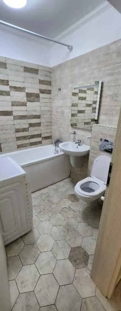 Apartament 2 camere | Bucurestii Noi | Langa Metrou Laminorului - Va propun spre inchiriere un apartament cu 2 camere, situat la etajul 1 mobilat si utilat modern, intr-un bloc nou finalizat, situat in Zona Bucurestii Noi, langa statia de metrou Laminorului.
Este alcatuit din: living luminos si foarte spatios, un dormitor, o baie, o bucatarie inchisa, hol si balcon mare (10mp) .
Apartamentul dispune de: aer conditionat, centrala proprie, gresie, faianta, parchet, usa metalica, TV, interior stare buna (proaspat zugravit) masina de spalat rufe, frigider, bucatarie mobilata / utilata.

- Acces rapid catre mijloace de transport in comun si catre zonele principale ale orasului.
- Magazine si Supermarketuri in apropiere (Mega Image Vis a Vis, LIDL la 3 min) 
- Apartamentul face parte dintr-un bloc nou (2020)
-Este ideal pentru o persoana dar si pentru un cuplu.
*Apartamentul este complet mobilat si utilat, exact ca in poze.
* Un loc de parcare inclus.
Persoana fizica.