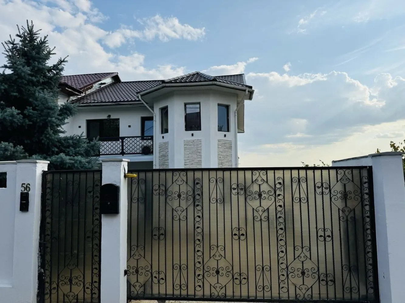 Vila Plopii fara sot, Bucium - Proprietar - 0% Comision

Gard din beton inalt care inconjoara toata curtea.

Locuinta ideala pentru o familie mare, cu Demisol unde se poate locui si mansarda care se poate finisa, practic s-ar putea face inca doua apartamente separate la demisol si in mansarda.

Are curent la 2.20, dar si la 3.80.

Priveliste minunata, Liniste.

Vila deosebită în Bucium, aproape de toate punctele de interes!

Preț: 165000EUR

Descoperă o oază de liniște și confort în inima naturii, cu această vilă superbă situată în Bucium. Cu două căi de acces către oraș și amplasată într-o zonă ferită de zgomot, vila este ideală pentru familii ce își doresc să fie aproape de tot ce contează: Arcadia, școli, grădinițe, magazine, săli de fitness și mănăstiri.

Proprietatea dispune de o terasă mare și 2 balcoane pentru momente de relaxare, iar construcția de înaltă calitate include uși de lemn masiv, parchet din lemn de nuc și finisaje din granit. Casa oferă 4 camere spațioase, 2 băi, un living generos și bucătărie parțial mobilată. Curtea este ideală pentru parcare și recreere, iar troița cu cruce adaugă un aer deosebit locului.

Vecinii sunt liniștiți, iar natura din jur oferă un peisaj încântător, perfect pentru cei care doresc să evadeze din agitația orașului, fiind totodată aproape de toate facilitățile importante.
Mutare imediată!