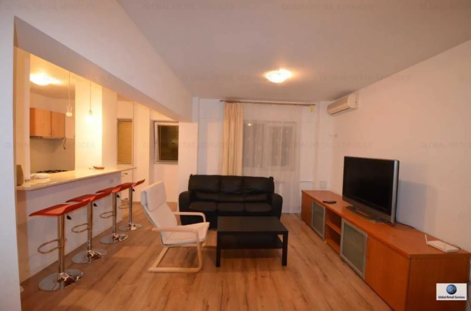 PROPRIETAR Aviatiei / Promenada Mall, 3 camere, et. 2/4, langa metrou - Direct de la Proprietar - Aviatiei: ofer spre vanzare apartament 3 camere (2 bai), la 2 minute de metrou birouri Promenada Mall, in Sos. Pipera 17-19, langa Garanti Bank si la cativa pasi de scoala Herastrau. Este un apartament luminos la etajul 2 din 4, cu vedere pe spate (nu se aude traficul). 
Suprafata utila 65mp, cu separatie de gaze pe scara, 3 x aer conditionat, balcon inchis, apometre.

Acces facil la metrou, magazine, birouri, parcul Herastrau la 5 minute, cativa pasi pana la scoala Herastrau si gradinita.

Locatia: Sos. Pipera 17-19

Nu sunt interesat de colaborarea cu agentiile imobiliare. Nu doresc ca date sau poze din acest anunt sa fie preluate de agentiile imobiliare sau alti terti, fara acordul meu scris.