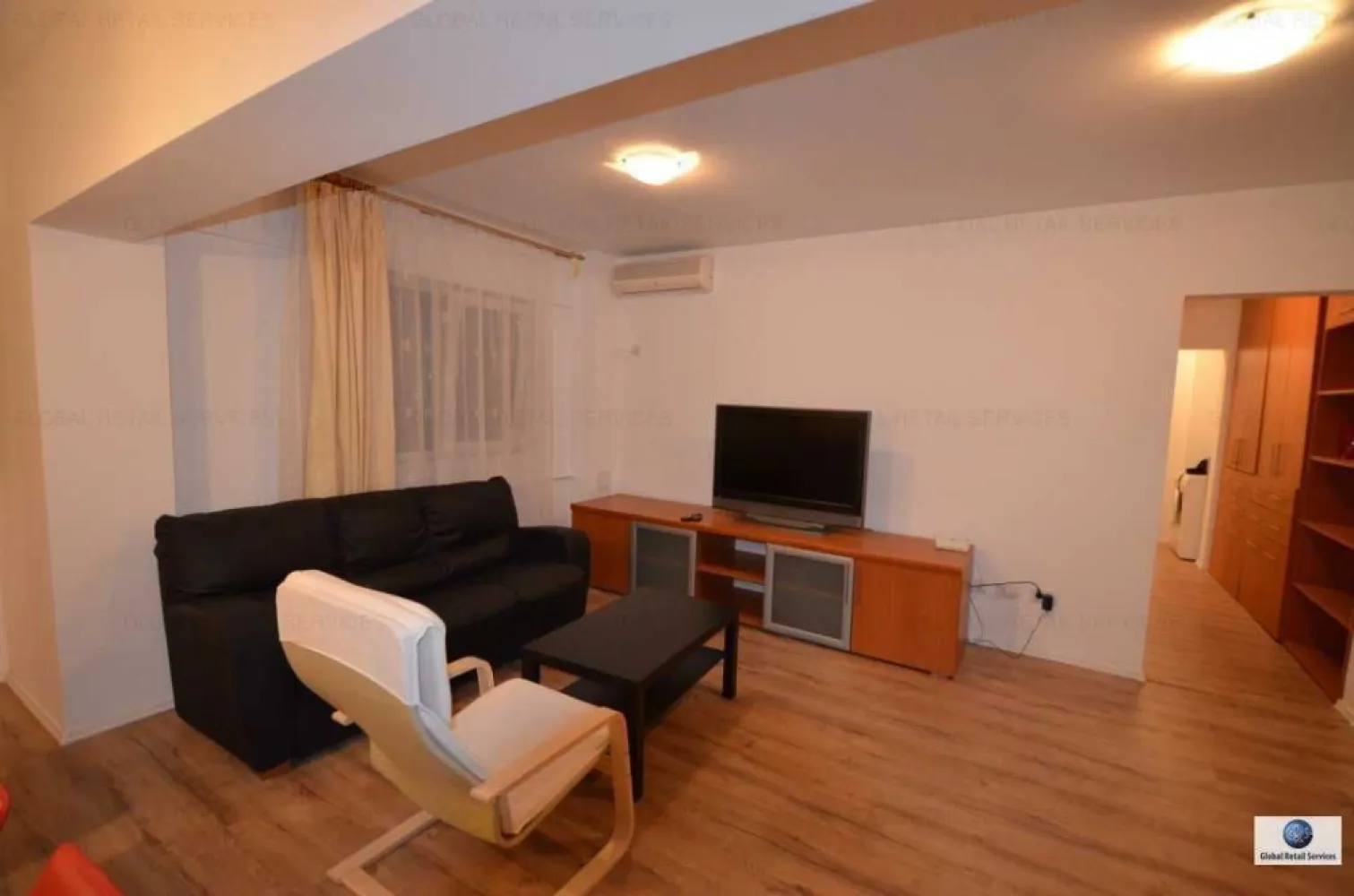 PROPRIETAR Aviatiei / Promenada Mall, 3 camere, et. 2/4, langa metrou - Direct de la Proprietar - Aviatiei: ofer spre vanzare apartament 3 camere (2 bai), la 2 minute de metrou birouri Promenada Mall, in Sos. Pipera 17-19, langa Garanti Bank si la cativa pasi de scoala Herastrau. Este un apartament luminos la etajul 2 din 4, cu vedere pe spate (nu se aude traficul). 
Suprafata utila 65mp, cu separatie de gaze pe scara, 3 x aer conditionat, balcon inchis, apometre.

Acces facil la metrou, magazine, birouri, parcul Herastrau la 5 minute, cativa pasi pana la scoala Herastrau si gradinita.

Locatia: Sos. Pipera 17-19

Nu sunt interesat de colaborarea cu agentiile imobiliare. Nu doresc ca date sau poze din acest anunt sa fie preluate de agentiile imobiliare sau alti terti, fara acordul meu scris.