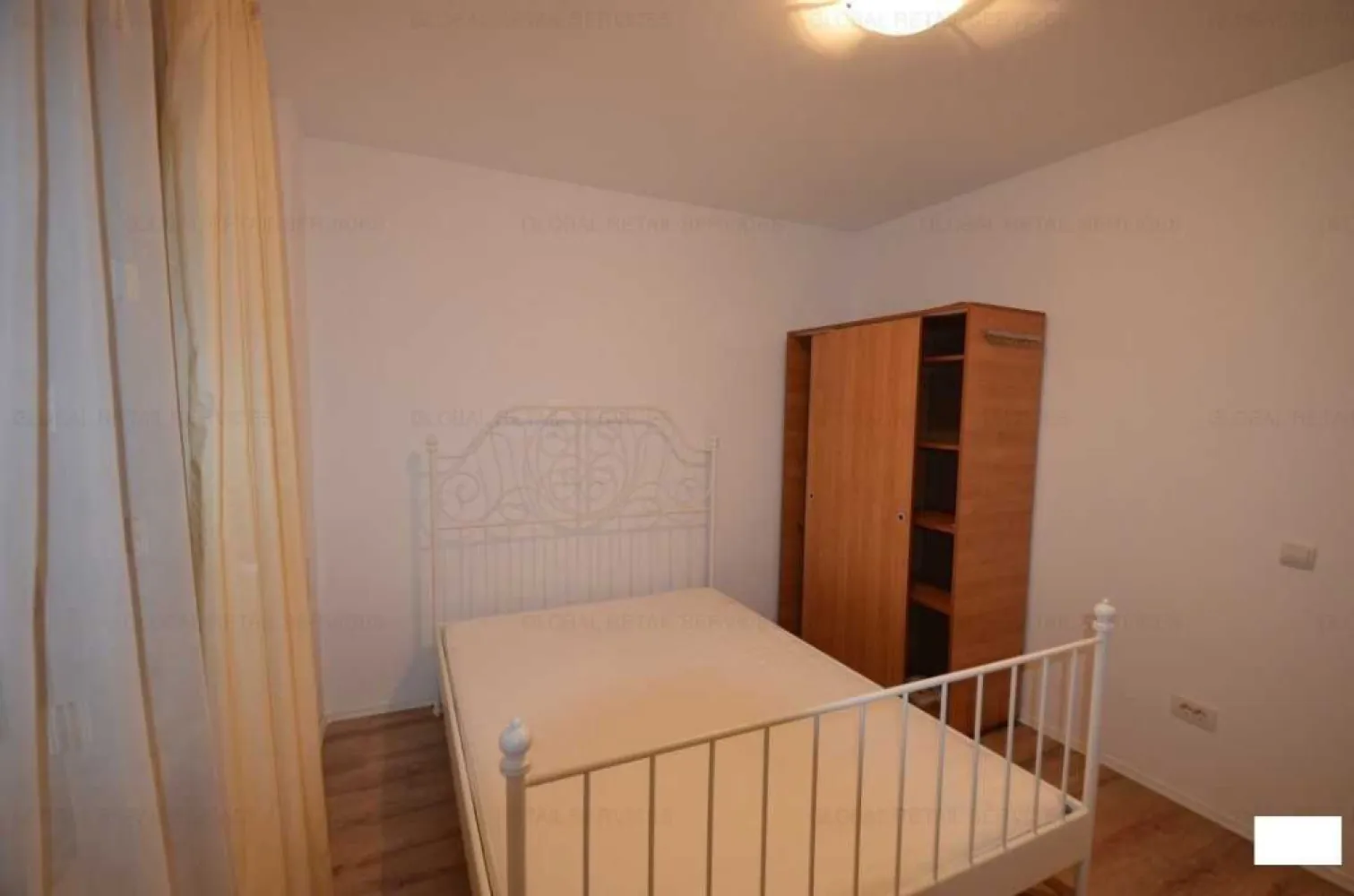 PROPRIETAR Aviatiei / Promenada Mall, 3 camere, et. 2/4, langa metrou - Direct de la Proprietar - Aviatiei: ofer spre vanzare apartament 3 camere (2 bai), la 2 minute de metrou birouri Promenada Mall, in Sos. Pipera 17-19, langa Garanti Bank si la cativa pasi de scoala Herastrau. Este un apartament luminos la etajul 2 din 4, cu vedere pe spate (nu se aude traficul). 
Suprafata utila 65mp, cu separatie de gaze pe scara, 3 x aer conditionat, balcon inchis, apometre.

Acces facil la metrou, magazine, birouri, parcul Herastrau la 5 minute, cativa pasi pana la scoala Herastrau si gradinita.

Locatia: Sos. Pipera 17-19

Nu sunt interesat de colaborarea cu agentiile imobiliare. Nu doresc ca date sau poze din acest anunt sa fie preluate de agentiile imobiliare sau alti terti, fara acordul meu scris.