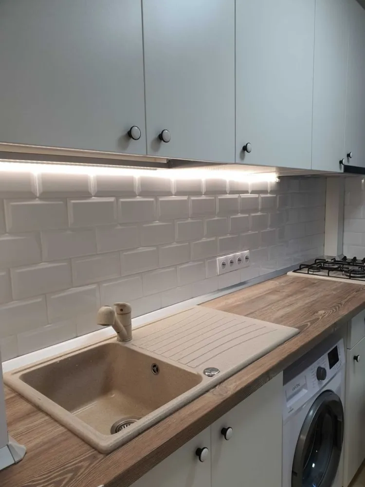 Apartament 3 Camere Militari Gorjului direct Proprietar - Propietar vand apartament cu 3 camere situat intr-o zona linistita, exact vis a vis de scoala, politie si la 10min de mers pe jos de piata si de metrou. Bucataria este inchisa si ventilata cu vedere spre curtea din spate. Apartamentul are expunere dubla cu doua balcoane generoase unul care bulevard iar al doilea catre curtea din spate a blocului. Vine complet mobilat si echipat ideal pentru inchiriere dar si pentru o familie. 

!!! Vizionarile doar sambata va rugam. !!!