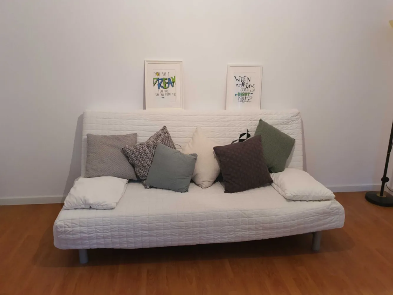 Apartament 3 Camere Militari Gorjului direct Proprietar - Propietar vand apartament cu 3 camere situat intr-o zona linistita, exact vis a vis de scoala, politie si la 10min de mers pe jos de piata si de metrou. Bucataria este inchisa si ventilata cu vedere spre curtea din spate. Apartamentul are expunere dubla cu doua balcoane generoase unul care bulevard iar al doilea catre curtea din spate a blocului. Vine complet mobilat si echipat ideal pentru inchiriere dar si pentru o familie. 

!!! Vizionarile doar sambata va rugam. !!!