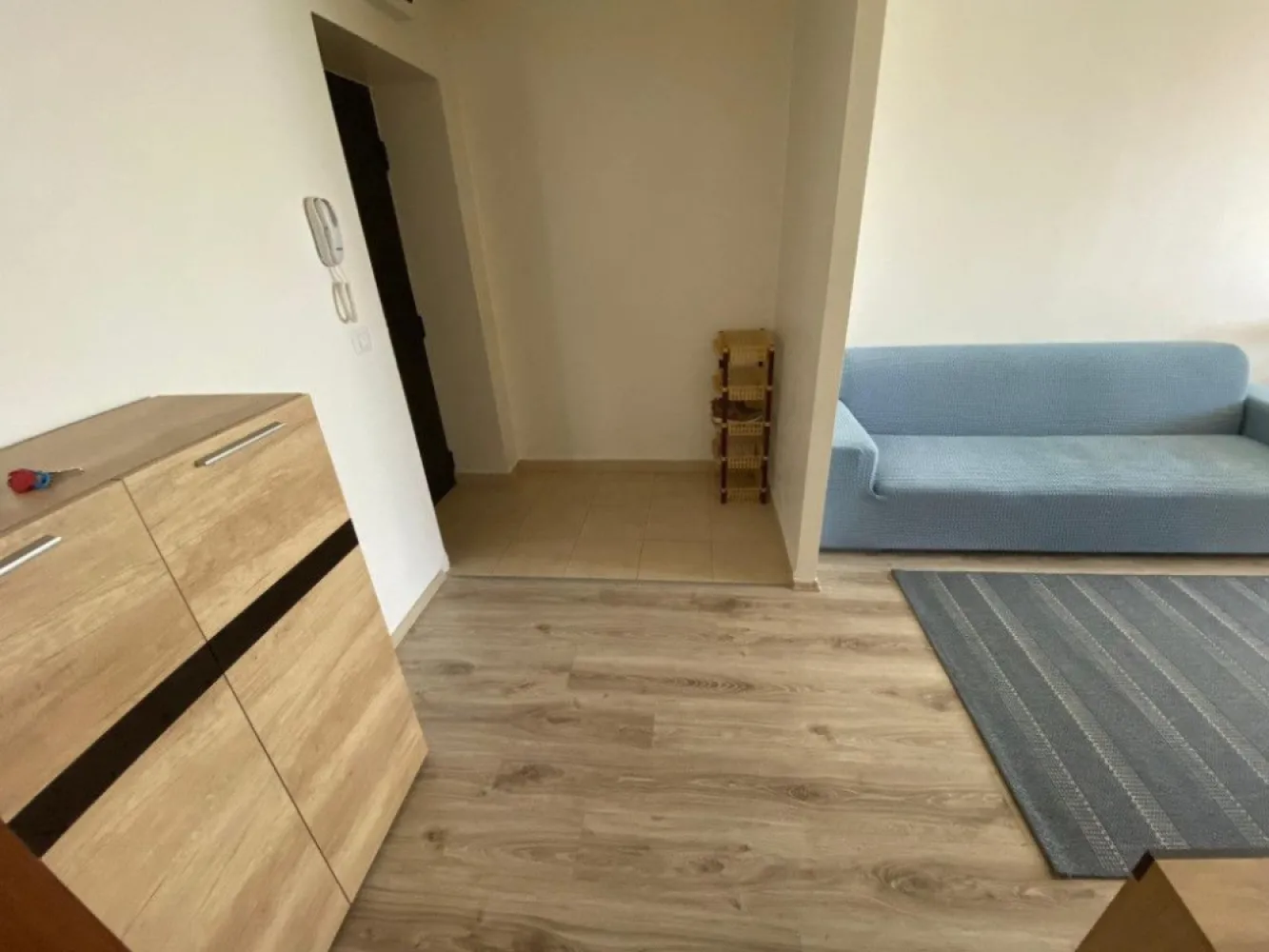 Apartament 3 camere complet mobilat Palladium Residences metrou Teclu - Apartamentul se afla in complexul Palladium Residences 1 si este complet mobilat si utilat, fiind gata de mutare. 

Apartamentul poate fi ideal si ca investitie. Daca se doreste, se poate preda direct inchiriat, momentan fiind locuit de un chirias stabil si serios (chiria este de 500 eur/luna).

La nevoie, se poate vinde si un loc de parcare, pentru 8.000 Eur. Locul de parcare este foarte mare, de 17 mp (incap o masina si un motor), se afla chiar in fata blocului si este vizibil din apartament.

Descriere apartament:
- Unic proprietar, persoana fizica (nu reprezint agentie, nu se percepe comision sau TVA)
- Apartament luminos, orientat pe Sud.
- 5 minute de mers pe jos pana la statia de metrou Nicolae Teclu
- Bloc construit in 2016, et.11 din 11 cu lift, decomandat, 3 camere
- Blocul este foarte bine izolat termic si fonic, nu se aud deloc zgomote de la vecini

- Living (open space cu bucataria): canapea extensibila foarte comfortabila (2 pers), mobila de living, masa cu 4 scaune, bucatarie complet mobilata si utilata, cuptor, aragaz, frigider Arctic A++, cuptor cu microunde, hota telescopica, aparat de aer conditionat Daikin A++, centrala termica in condensare Ariston, smart TV LED
- Hol intrare, corp depozitare, pantofar
- Hol interior foarte mare, dresing cu usi glisante pe toata lungimea holului (aprox. 4m) impartit in 5 parti, masina de spalat Gorenje A++ (ascunsa in dresing), fier de calcat
- Baie: cada, lavoar, WC, corp baie, oglinda, 2 corpuri de iluminat, cos rufe, masa de calcat
- Dormitor 1: pat dublu (cu 4 compartimente depozitare sub pat), saltea cu spuma / memorie foarte confortabila (2 pers), sifonier
- Dormitor 2: canapea extensibila (2 pers), cu spatii de depozitare, birou, scaun de birou rotativ, dulap, suport umerase
- Balcon: masa de terasa cu 2 scaune

Palladium Residence este format din 8 imobile despărţite de spaţii verzi, locuri de joacă si toate facilitatile oferite de un complex rezidential ce vor asigura confortul şi liniştea locatarilor. Mega Image in incinta complexului. Loc de joaca pentru copii, restaurante, piata, spatii comerciale chiar langa bloc. Complexul este situat la 1 km de centrele comerciale (Auchan, Lidl, Kaufland, Metro, IKEA, Jumbo, Dechatlon, Kika, Dedeman si Leroy Merlin).

Adresa este Drumul Gura Calitei nr. 4-32, bl. 1, sc. B, Sector 3, Bucuresti