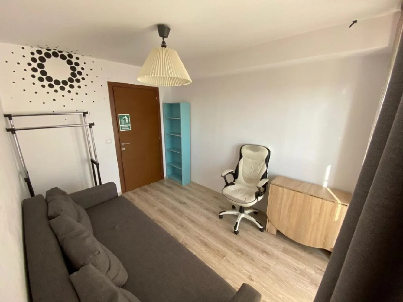 Apartament 3 camere complet mobilat Palladium Residences metrou Teclu - Apartamentul se afla in complexul Palladium Residences 1 si este complet mobilat si utilat, fiind gata de mutare. 

Apartamentul poate fi ideal si ca investitie. Daca se doreste, se poate preda direct inchiriat, momentan fiind locuit de un chirias stabil si serios (chiria este de 500 eur/luna).

La nevoie, se poate vinde si un loc de parcare, pentru 8.000 Eur. Locul de parcare este foarte mare, de 17 mp (incap o masina si un motor), se afla chiar in fata blocului si este vizibil din apartament.

Descriere apartament:
- Unic proprietar, persoana fizica (nu reprezint agentie, nu se percepe comision sau TVA)
- Apartament luminos, orientat pe Sud.
- 5 minute de mers pe jos pana la statia de metrou Nicolae Teclu
- Bloc construit in 2016, et.11 din 11 cu lift, decomandat, 3 camere
- Blocul este foarte bine izolat termic si fonic, nu se aud deloc zgomote de la vecini

- Living (open space cu bucataria): canapea extensibila foarte comfortabila (2 pers), mobila de living, masa cu 4 scaune, bucatarie complet mobilata si utilata, cuptor, aragaz, frigider Arctic A++, cuptor cu microunde, hota telescopica, aparat de aer conditionat Daikin A++, centrala termica in condensare Ariston, smart TV LED
- Hol intrare, corp depozitare, pantofar
- Hol interior foarte mare, dresing cu usi glisante pe toata lungimea holului (aprox. 4m) impartit in 5 parti, masina de spalat Gorenje A++ (ascunsa in dresing), fier de calcat
- Baie: cada, lavoar, WC, corp baie, oglinda, 2 corpuri de iluminat, cos rufe, masa de calcat
- Dormitor 1: pat dublu (cu 4 compartimente depozitare sub pat), saltea cu spuma / memorie foarte confortabila (2 pers), sifonier
- Dormitor 2: canapea extensibila (2 pers), cu spatii de depozitare, birou, scaun de birou rotativ, dulap, suport umerase
- Balcon: masa de terasa cu 2 scaune

Palladium Residence este format din 8 imobile despărţite de spaţii verzi, locuri de joacă si toate facilitatile oferite de un complex rezidential ce vor asigura confortul şi liniştea locatarilor. Mega Image in incinta complexului. Loc de joaca pentru copii, restaurante, piata, spatii comerciale chiar langa bloc. Complexul este situat la 1 km de centrele comerciale (Auchan, Lidl, Kaufland, Metro, IKEA, Jumbo, Dechatlon, Kika, Dedeman si Leroy Merlin).

Adresa este Drumul Gura Calitei nr. 4-32, bl. 1, sc. B, Sector 3, Bucuresti