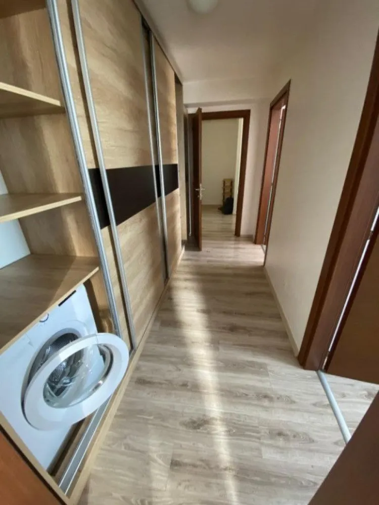 Apartament 3 camere complet mobilat Palladium Residences metrou Teclu - Apartamentul se afla in complexul Palladium Residences 1 si este complet mobilat si utilat, fiind gata de mutare. 

Apartamentul poate fi ideal si ca investitie. Daca se doreste, se poate preda direct inchiriat, momentan fiind locuit de un chirias stabil si serios (chiria este de 500 eur/luna).

La nevoie, se poate vinde si un loc de parcare, pentru 8.000 Eur. Locul de parcare este foarte mare, de 17 mp (incap o masina si un motor), se afla chiar in fata blocului si este vizibil din apartament.

Descriere apartament:
- Unic proprietar, persoana fizica (nu reprezint agentie, nu se percepe comision sau TVA)
- Apartament luminos, orientat pe Sud.
- 5 minute de mers pe jos pana la statia de metrou Nicolae Teclu
- Bloc construit in 2016, et.11 din 11 cu lift, decomandat, 3 camere
- Blocul este foarte bine izolat termic si fonic, nu se aud deloc zgomote de la vecini

- Living (open space cu bucataria): canapea extensibila foarte comfortabila (2 pers), mobila de living, masa cu 4 scaune, bucatarie complet mobilata si utilata, cuptor, aragaz, frigider Arctic A++, cuptor cu microunde, hota telescopica, aparat de aer conditionat Daikin A++, centrala termica in condensare Ariston, smart TV LED
- Hol intrare, corp depozitare, pantofar
- Hol interior foarte mare, dresing cu usi glisante pe toata lungimea holului (aprox. 4m) impartit in 5 parti, masina de spalat Gorenje A++ (ascunsa in dresing), fier de calcat
- Baie: cada, lavoar, WC, corp baie, oglinda, 2 corpuri de iluminat, cos rufe, masa de calcat
- Dormitor 1: pat dublu (cu 4 compartimente depozitare sub pat), saltea cu spuma / memorie foarte confortabila (2 pers), sifonier
- Dormitor 2: canapea extensibila (2 pers), cu spatii de depozitare, birou, scaun de birou rotativ, dulap, suport umerase
- Balcon: masa de terasa cu 2 scaune

Palladium Residence este format din 8 imobile despărţite de spaţii verzi, locuri de joacă si toate facilitatile oferite de un complex rezidential ce vor asigura confortul şi liniştea locatarilor. Mega Image in incinta complexului. Loc de joaca pentru copii, restaurante, piata, spatii comerciale chiar langa bloc. Complexul este situat la 1 km de centrele comerciale (Auchan, Lidl, Kaufland, Metro, IKEA, Jumbo, Dechatlon, Kika, Dedeman si Leroy Merlin).

Adresa este Drumul Gura Calitei nr. 4-32, bl. 1, sc. B, Sector 3, Bucuresti