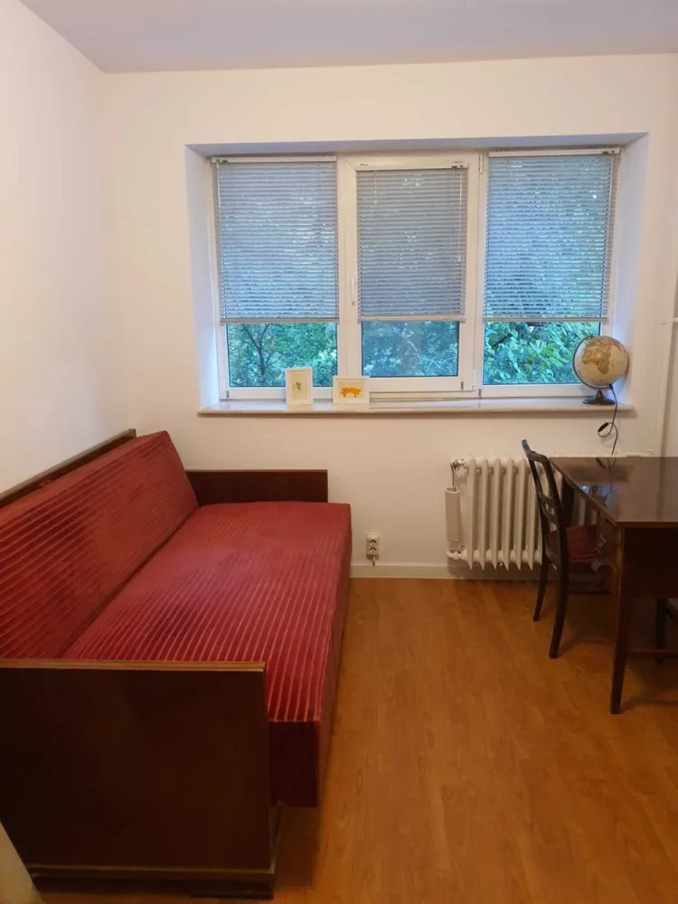 Apartament 3 Camere Militari Gorjului direct Proprietar - Propietar vand apartament cu 3 camere situat intr-o zona linistita, exact vis a vis de scoala, politie si la 10min de mers pe jos de piata si de metrou. Bucataria este inchisa si ventilata cu vedere spre curtea din spate. Apartamentul are expunere dubla cu doua balcoane generoase unul care bulevard iar al doilea catre curtea din spate a blocului. Vine complet mobilat si echipat ideal pentru inchiriere dar si pentru o familie. 

!!! Vizionarile doar sambata va rugam. !!!