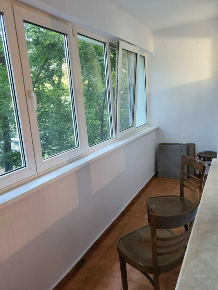 Apartament 3 Camere Militari Gorjului direct Proprietar - Propietar vand apartament cu 3 camere situat intr-o zona linistita, exact vis a vis de scoala, politie si la 10min de mers pe jos de piata si de metrou. Bucataria este inchisa si ventilata cu vedere spre curtea din spate. Apartamentul are expunere dubla cu doua balcoane generoase unul care bulevard iar al doilea catre curtea din spate a blocului. Vine complet mobilat si echipat ideal pentru inchiriere dar si pentru o familie. 

!!! Vizionarile doar sambata va rugam. !!!