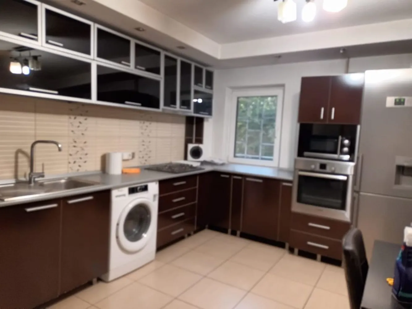 Vand apartament 3 camere - Vând apartament 3 camere 13 Septembrie, Prosper.
Situat la etajul 1 din 8.
Centrala termică hol H
N