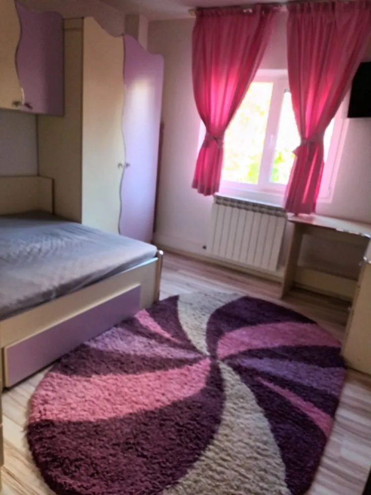 Vand apartament 3 camere - Vând apartament 3 camere 13 Septembrie, Prosper.
Situat la etajul 1 din 8.
Centrala termică hol H
N