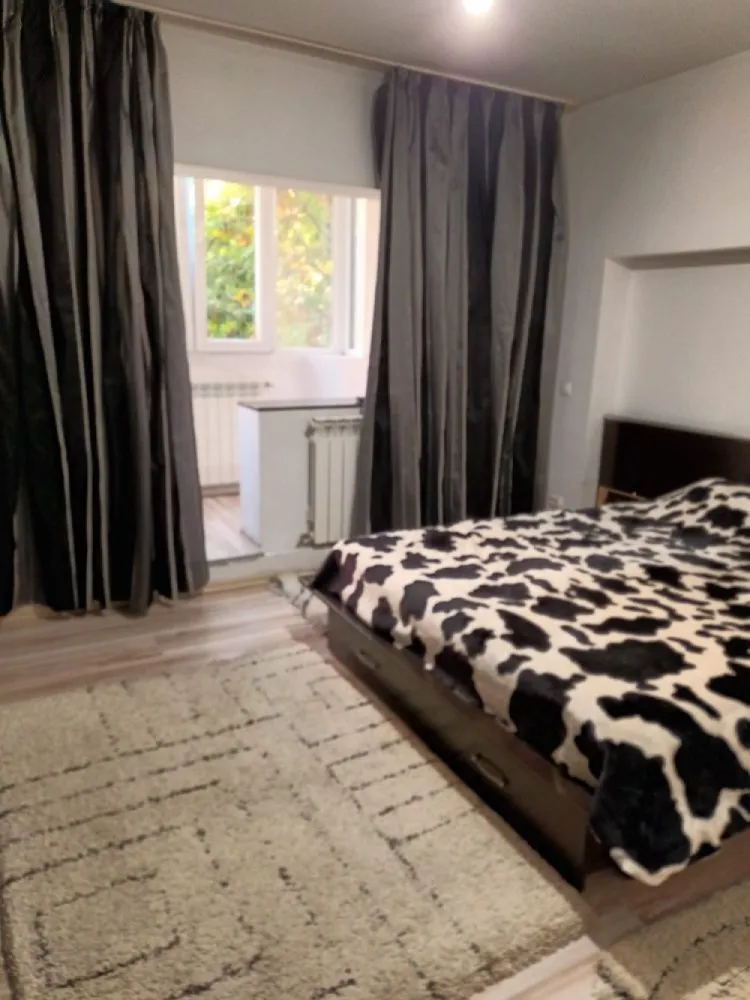 Vand apartament 3 camere - Vând apartament 3 camere 13 Septembrie, Prosper.
Situat la etajul 1 din 8.
Centrala termică hol H
N
