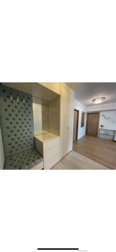 3 camere complet mobilat si utilat in Onix Park North Residence Pipera - ESTE INTERZISĂ DISTRIBUIREA, PRELUAREA SAU REPOSTAREA ACESTUI ANUNȚ, A POZELOR SAU DATELOR CE ÎL ÎNSOTESC DE CĂTRE AGENȚIILE IMOBILIARE.

Apartament de 3 camere situat la etajul 3 din 4(orientare NORD si SUD), localizat în Ansamblul Onix Park North Residence Aviatiei Sector 1(an construcție 2022). Apartamentul este semi-decomandat, are o suprafață utilă de aproximativ 75 mp. Acesta dispune de o bucătărie închisă (mobilată și utilată). De asemenea, apartamentul este dotat cu o centrală proprie cu încălzire în pardoseală. In pretul de vânzare este inclus și un loc dublu de parcare (sistem Klaus).

Locația excelentă în Nordul Capitalei oferă acces facil către orice punct de interes din București. În imediata apropiere sunt localizate stațiile de metrou Pipera și Aurel Vlaicu, precum și multiple variante de STB.

În apropierea complexului puteți găsi tot ce aveți nevoie în domeniul medical (Regina Maria, Policlinica Pipera, clinică veterinară), săli de fitness (World Class, 18 Gym, Fit9 by Alma), centre comerciale (Lidl, Penny Market, Pipera Plaza, Anima, Promenada Mall, Mega Image, Kaufland etc.), restaurante și cafenele, școli și licee.

Comision 0%