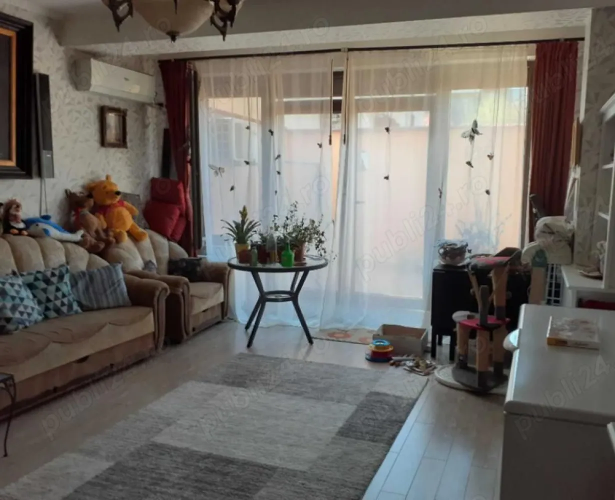 Ap 3 camere,curte, terasă vilă Dămăroaia - Blv Gloriei, Dămăroaia,ap 3 cam decomandat,parter înalt, 2 intrări,separat prin curte proprie și prin imobil, 2 bai, centrala termica proprie, jaluzele exterioare electrice la toate camerele, pergolă retractabilă pe toată suprafața terasei
Garaj 2 locuri la subteran,sub apartament.(Vila 3etj+mansardă an construcție 2011, primii proprietari)
Pretabil spatiu și pt firmă.
Pretul este fix,nu este negociabil, 230.000 euro