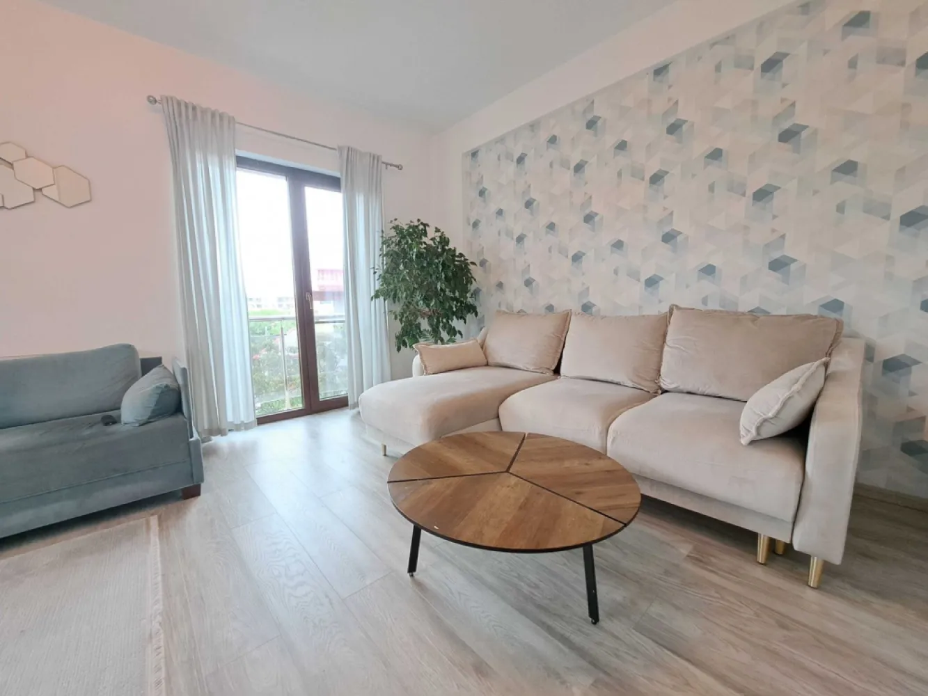 Proprietar vand ap 3 camere+parcare Titan/Nicolae Grigorescu/Parc IOR - Proprietar vand apartament 3 camere, etaj 3 din 5 in Titan, adresa: Aleea Fizicienilor 2B , cu urmatoarele caracteristici:
- bloc nou 2020, zona verde, langa Mall, parc IOR, piata M Ambrozie;
- Metrou Nicolae Grigorescu (5 min);
- centrala propie;
- lift;
- loc de parcare acoperit( in proprietate/cu bariera);
- apartamentul se vinde mobilat si utilat;
- 2 unitati AC;
- masina spalat vase
- masina de spalat rufe cu uscator

Nu colaboram cu agentii imobiliare.,