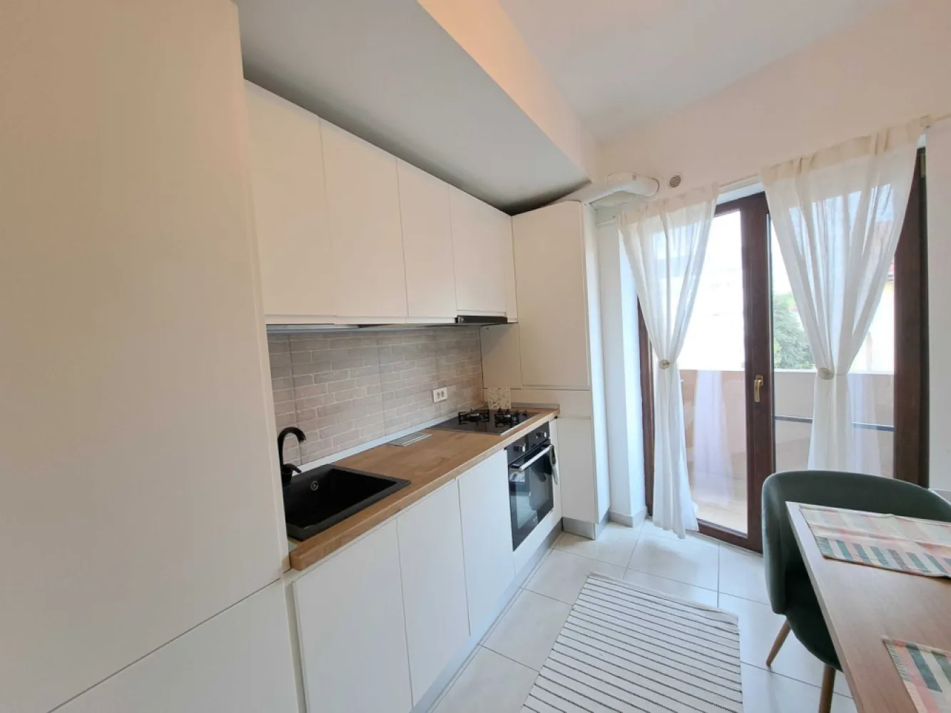 Proprietar vand ap 3 camere+parcare Titan/Nicolae Grigorescu/Parc IOR - Proprietar vand apartament 3 camere, etaj 3 din 5 in Titan, adresa: Aleea Fizicienilor 2B , cu urmatoarele caracteristici:
- bloc nou 2020, zona verde, langa Mall, parc IOR, piata M Ambrozie;
- Metrou Nicolae Grigorescu (5 min);
- centrala propie;
- lift;
- loc de parcare acoperit( in proprietate/cu bariera);
- apartamentul se vinde mobilat si utilat;
- 2 unitati AC;
- masina spalat vase
- masina de spalat rufe cu uscator

Nu colaboram cu agentii imobiliare.,