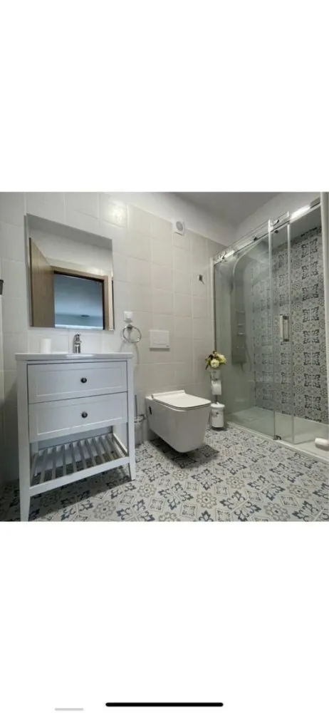 3 camere complet mobilat si utilat in Onix Park North Residence Pipera - ESTE INTERZISĂ DISTRIBUIREA, PRELUAREA SAU REPOSTAREA ACESTUI ANUNȚ, A POZELOR SAU DATELOR CE ÎL ÎNSOTESC DE CĂTRE AGENȚIILE IMOBILIARE.

Apartament de 3 camere situat la etajul 3 din 4(orientare NORD si SUD), localizat în Ansamblul Onix Park North Residence Aviatiei Sector 1(an construcție 2022). Apartamentul este semi-decomandat, are o suprafață utilă de aproximativ 75 mp. Acesta dispune de o bucătărie închisă (mobilată și utilată). De asemenea, apartamentul este dotat cu o centrală proprie cu încălzire în pardoseală. In pretul de vânzare este inclus și un loc dublu de parcare (sistem Klaus).

Locația excelentă în Nordul Capitalei oferă acces facil către orice punct de interes din București. În imediata apropiere sunt localizate stațiile de metrou Pipera și Aurel Vlaicu, precum și multiple variante de STB.

În apropierea complexului puteți găsi tot ce aveți nevoie în domeniul medical (Regina Maria, Policlinica Pipera, clinică veterinară), săli de fitness (World Class, 18 Gym, Fit9 by Alma), centre comerciale (Lidl, Penny Market, Pipera Plaza, Anima, Promenada Mall, Mega Image, Kaufland etc.), restaurante și cafenele, școli și licee.

Comision 0%