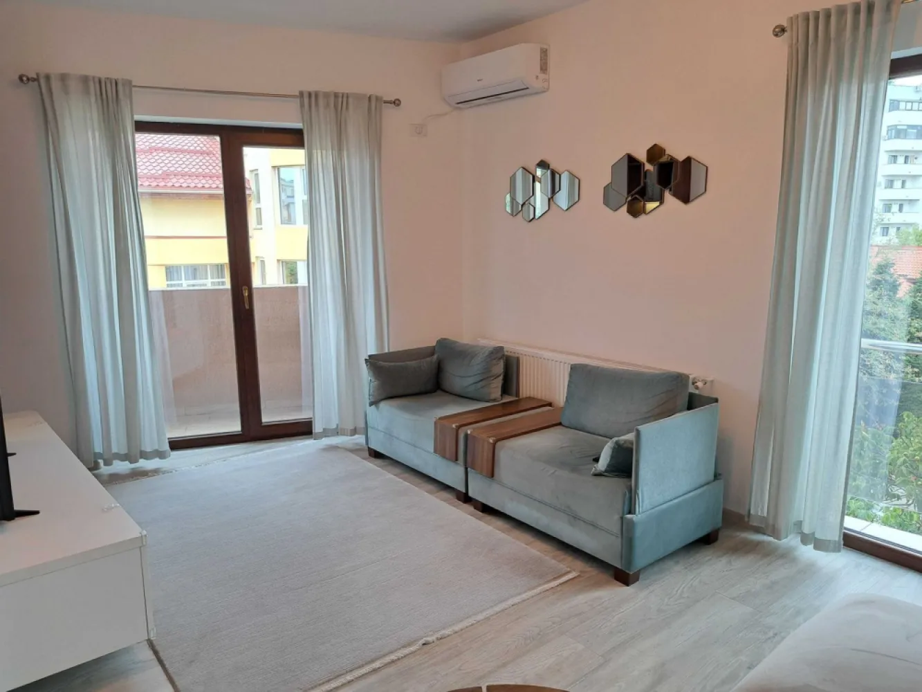 Proprietar vand ap 3 camere+parcare Titan/Nicolae Grigorescu/Parc IOR - Proprietar vand apartament 3 camere, etaj 3 din 5 in Titan, adresa: Aleea Fizicienilor 2B , cu urmatoarele caracteristici:
- bloc nou 2020, zona verde, langa Mall, parc IOR, piata M Ambrozie;
- Metrou Nicolae Grigorescu (5 min);
- centrala propie;
- lift;
- loc de parcare acoperit( in proprietate/cu bariera);
- apartamentul se vinde mobilat si utilat;
- 2 unitati AC;
- masina spalat vase
- masina de spalat rufe cu uscator

Nu colaboram cu agentii imobiliare.,