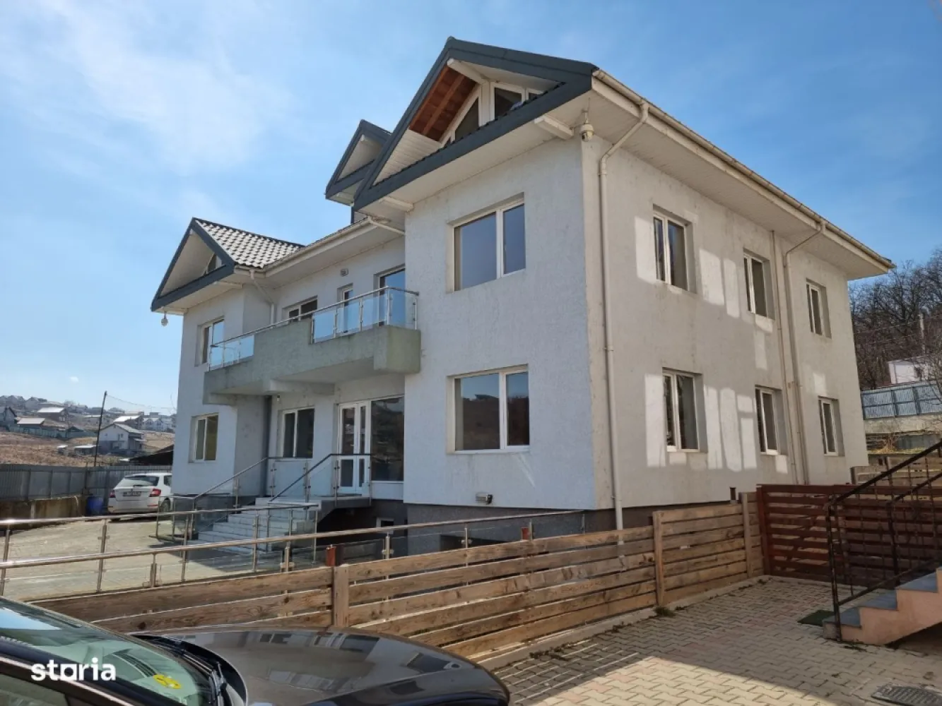 Chirie sau Vânzare - Vila Mare 3 Apartamente + Buncăr – Privat Afacere - Vă rugăm să ne contactați pe numărul inclus pe WhatsApp.
Situată la doar 300m de fostul Dedeman Manta Roșie Iași, la 7 minute de Centrul Iași, această uimitoare proprietate cu 14 dormitoare (fără a pune la socoteală 8 camere la demisolul casei), trei camere de zi, trei bucătării, patru băi, trei camere de duș și trei WC separate, balcon mare și un demisol complet care cuprinde: garaj, cameră mare (Sala Sport) și alte șapte camere, toate acestea fiind împărțite pe trei apartamente, oferind o abundenta de spațiu contemporan locuibil cu elemente și aplicații luxoase împreună cu o grădină mare atât în față cât și în spate, fiind împărțită pe patru nivele.
Buncăr cu pereți din beton de 60cm cu fier armat la o adâncime semnificativă și sigură.
 
Construcție NOUĂ - 1853m2 teren Suprafața UTILĂ: 708m2
 
PRINCIPALELE ELEMENTE:
• Situată pe o stradă închisă la marginea Iașiului (7 minute până în centrul cu mașina)
• Condiții de locuit și relaxare extraordinar de spațioase
• Terminată la un standard excepțional
• O bucătărie montată, iar celelalte două așteaptă specificațiile clientului
• Dormitor principal (master) cu toaletă încorporată. Proprietatea beneficiază de un BUNCĂR Subteran pentru adăpost, situat la o adâncime de aprox 5m construit din beton și fier armat.
 
Această proprietate (11mx16m) a fost construită la standardele cele mai înalte. Nu s-au făcut economii. Demisolul este din beton cu fier armat în pereți. Întreaga casă este construită cu Cărămizi Soracem. Pe pereții exteriori, cărămida a fost așezată perpendicular pe perete pentru a mări grosimea peretelui. Toate plăcile dintre etaje sunt din beton și au patru rânduri de fier armat pentru rezistență.
 
Toate ușile sunt certificate să reziste 60min la incendiu (importate din UK) Parchet în toată casa din Lemn Masiv 22mm (importat din UK) cu excepția Holuri unde există Parchet Solid Stratificat, conductor termic pentru a facilita încălzirea prin pardoseală.
 
În toate bucătăriile, camerele de zi/holuri, toalete, wc și dușuri, există încălzire în pardoseală pe bază de apă. Demisolul și bucătăria și toaleta de la apartamentul trei beneficiază de încălzire în pardoseală pe bază de curent.
 
Proprietatea beneficiază de curent la 380kw. Fiecare apartament are curent și contor separat.
 
Fiecare încăpere are rețea de Internet/Telefon/TV și toate duc la o zonă centralizată. Cel mai performant sistem de supraveghere video: PTZ CCTV (motorizate), 20x Zoom, 1080p, 2MP, Infraroșu, Ștergător, Detectarea Mișcării și Auto Tracking. Supraveghere și înregistrare atât locală cât și de la distanță, pe o gamă largă și modernă de echipamente.
 
La fiecare etaj al fiecărui apartament există interfon Audio/Video (color), și de aici se poate comunica la poartă, se poate deschide poarta mică sau poarta pentru autovehicule.
 
Apartamentul trei beneficiază de un pod suficient de mare pentru a face încă un apartament cu două camere. Toate documentele sunt la zi. Nu este nevoie de obținerea vreunui document.
 
Toată construcția este protejată contra frigului sau a căldurii de polistiren extrudat.
 
Fiecare apartament are sistem de încălzire, centrală termică proprie, și contor propriu. Toată apa din proprietate este dedurizată și tratată electronic de WaterKing WK4
 
Apartamentul 1 și 2 (pe lângă centralele pe gaz) au opțiunea de a avea fiecare centrală proprie pe lemne care să funcționeze separate sau simultan cu cea pe gaz.
 
Această proprietate a fost proiectată să funcționeze ca 3 apartamente diferite, poate chiar 4 dacă doriți să folosiți demisolul separat, sau cu puține modificări, poate fi folosită ca o singură proprietate cu toate spațiile interconectate.
 
Apartamentul 1 se întinde pe 3 etaje: 8 Dormitoare (1 Ensuite - Etaj 1) pe ambele etaje superioare 2 Camere de zi foarte mari, una pe fiecare etaj 1 Bucătărie (parter) 1 Sală de mese (parter) 1 Toaletă (etaj 1) 1 WC (parter) 1 Duș (parter) Demisol: 1 Garaj 1 WC/Duș 4 camere duble 1 cameră quad
 
Apartamentul 2 se întinde pe 3 etaje: 3 Dormitoare pe ambele etaje superioare 1 Bucătărie (parter) 1 Toaletă (etaj 1) 1 WC (parter) 1 Duș (parter) Demisol: 3 camere duble
 
Apartamentul 3 este în mansardă și este format din: 3 dormitoare triple 1 Camera de zi 1 bucătărie 1 Toaletă POD - Suficient de mare și înalt pentru a putea fi compartimentat.
 
Vă putem pune la dispoziție multe alte fotografii din interior și exterior.