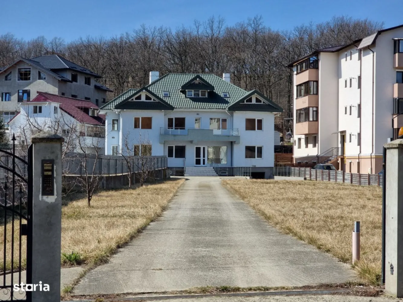 Chirie sau Vânzare - Vila Mare 3 Apartamente + Buncăr – Privat Afacere - Vă rugăm să ne contactați pe numărul inclus pe WhatsApp.
Situată la doar 300m de fostul Dedeman Manta Roșie Iași, la 7 minute de Centrul Iași, această uimitoare proprietate cu 14 dormitoare (fără a pune la socoteală 8 camere la demisolul casei), trei camere de zi, trei bucătării, patru băi, trei camere de duș și trei WC separate, balcon mare și un demisol complet care cuprinde: garaj, cameră mare (Sala Sport) și alte șapte camere, toate acestea fiind împărțite pe trei apartamente, oferind o abundenta de spațiu contemporan locuibil cu elemente și aplicații luxoase împreună cu o grădină mare atât în față cât și în spate, fiind împărțită pe patru nivele.
Buncăr cu pereți din beton de 60cm cu fier armat la o adâncime semnificativă și sigură.
 
Construcție NOUĂ - 1853m2 teren Suprafața UTILĂ: 708m2
 
PRINCIPALELE ELEMENTE:
• Situată pe o stradă închisă la marginea Iașiului (7 minute până în centrul cu mașina)
• Condiții de locuit și relaxare extraordinar de spațioase
• Terminată la un standard excepțional
• O bucătărie montată, iar celelalte două așteaptă specificațiile clientului
• Dormitor principal (master) cu toaletă încorporată. Proprietatea beneficiază de un BUNCĂR Subteran pentru adăpost, situat la o adâncime de aprox 5m construit din beton și fier armat.
 
Această proprietate (11mx16m) a fost construită la standardele cele mai înalte. Nu s-au făcut economii. Demisolul este din beton cu fier armat în pereți. Întreaga casă este construită cu Cărămizi Soracem. Pe pereții exteriori, cărămida a fost așezată perpendicular pe perete pentru a mări grosimea peretelui. Toate plăcile dintre etaje sunt din beton și au patru rânduri de fier armat pentru rezistență.
 
Toate ușile sunt certificate să reziste 60min la incendiu (importate din UK) Parchet în toată casa din Lemn Masiv 22mm (importat din UK) cu excepția Holuri unde există Parchet Solid Stratificat, conductor termic pentru a facilita încălzirea prin pardoseală.
 
În toate bucătăriile, camerele de zi/holuri, toalete, wc și dușuri, există încălzire în pardoseală pe bază de apă. Demisolul și bucătăria și toaleta de la apartamentul trei beneficiază de încălzire în pardoseală pe bază de curent.
 
Proprietatea beneficiază de curent la 380kw. Fiecare apartament are curent și contor separat.
 
Fiecare încăpere are rețea de Internet/Telefon/TV și toate duc la o zonă centralizată. Cel mai performant sistem de supraveghere video: PTZ CCTV (motorizate), 20x Zoom, 1080p, 2MP, Infraroșu, Ștergător, Detectarea Mișcării și Auto Tracking. Supraveghere și înregistrare atât locală cât și de la distanță, pe o gamă largă și modernă de echipamente.
 
La fiecare etaj al fiecărui apartament există interfon Audio/Video (color), și de aici se poate comunica la poartă, se poate deschide poarta mică sau poarta pentru autovehicule.
 
Apartamentul trei beneficiază de un pod suficient de mare pentru a face încă un apartament cu două camere. Toate documentele sunt la zi. Nu este nevoie de obținerea vreunui document.
 
Toată construcția este protejată contra frigului sau a căldurii de polistiren extrudat.
 
Fiecare apartament are sistem de încălzire, centrală termică proprie, și contor propriu. Toată apa din proprietate este dedurizată și tratată electronic de WaterKing WK4
 
Apartamentul 1 și 2 (pe lângă centralele pe gaz) au opțiunea de a avea fiecare centrală proprie pe lemne care să funcționeze separate sau simultan cu cea pe gaz.
 
Această proprietate a fost proiectată să funcționeze ca 3 apartamente diferite, poate chiar 4 dacă doriți să folosiți demisolul separat, sau cu puține modificări, poate fi folosită ca o singură proprietate cu toate spațiile interconectate.
 
Apartamentul 1 se întinde pe 3 etaje: 8 Dormitoare (1 Ensuite - Etaj 1) pe ambele etaje superioare 2 Camere de zi foarte mari, una pe fiecare etaj 1 Bucătărie (parter) 1 Sală de mese (parter) 1 Toaletă (etaj 1) 1 WC (parter) 1 Duș (parter) Demisol: 1 Garaj 1 WC/Duș 4 camere duble 1 cameră quad
 
Apartamentul 2 se întinde pe 3 etaje: 3 Dormitoare pe ambele etaje superioare 1 Bucătărie (parter) 1 Toaletă (etaj 1) 1 WC (parter) 1 Duș (parter) Demisol: 3 camere duble
 
Apartamentul 3 este în mansardă și este format din: 3 dormitoare triple 1 Camera de zi 1 bucătărie 1 Toaletă POD - Suficient de mare și înalt pentru a putea fi compartimentat.
 
Vă putem pune la dispoziție multe alte fotografii din interior și exterior.
