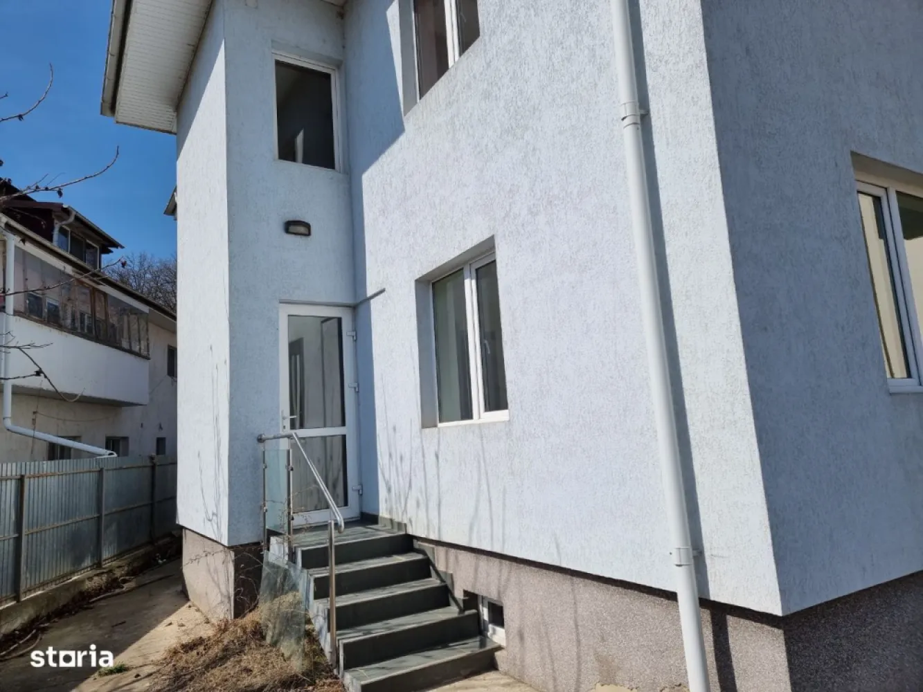 Chirie sau Vânzare - Vila Mare 3 Apartamente + Buncăr – Privat Afacere - Vă rugăm să ne contactați pe numărul inclus pe WhatsApp.
Situată la doar 300m de fostul Dedeman Manta Roșie Iași, la 7 minute de Centrul Iași, această uimitoare proprietate cu 14 dormitoare (fără a pune la socoteală 8 camere la demisolul casei), trei camere de zi, trei bucătării, patru băi, trei camere de duș și trei WC separate, balcon mare și un demisol complet care cuprinde: garaj, cameră mare (Sala Sport) și alte șapte camere, toate acestea fiind împărțite pe trei apartamente, oferind o abundenta de spațiu contemporan locuibil cu elemente și aplicații luxoase împreună cu o grădină mare atât în față cât și în spate, fiind împărțită pe patru nivele.
Buncăr cu pereți din beton de 60cm cu fier armat la o adâncime semnificativă și sigură.
 
Construcție NOUĂ - 1853m2 teren Suprafața UTILĂ: 708m2
 
PRINCIPALELE ELEMENTE:
• Situată pe o stradă închisă la marginea Iașiului (7 minute până în centrul cu mașina)
• Condiții de locuit și relaxare extraordinar de spațioase
• Terminată la un standard excepțional
• O bucătărie montată, iar celelalte două așteaptă specificațiile clientului
• Dormitor principal (master) cu toaletă încorporată. Proprietatea beneficiază de un BUNCĂR Subteran pentru adăpost, situat la o adâncime de aprox 5m construit din beton și fier armat.
 
Această proprietate (11mx16m) a fost construită la standardele cele mai înalte. Nu s-au făcut economii. Demisolul este din beton cu fier armat în pereți. Întreaga casă este construită cu Cărămizi Soracem. Pe pereții exteriori, cărămida a fost așezată perpendicular pe perete pentru a mări grosimea peretelui. Toate plăcile dintre etaje sunt din beton și au patru rânduri de fier armat pentru rezistență.
 
Toate ușile sunt certificate să reziste 60min la incendiu (importate din UK) Parchet în toată casa din Lemn Masiv 22mm (importat din UK) cu excepția Holuri unde există Parchet Solid Stratificat, conductor termic pentru a facilita încălzirea prin pardoseală.
 
În toate bucătăriile, camerele de zi/holuri, toalete, wc și dușuri, există încălzire în pardoseală pe bază de apă. Demisolul și bucătăria și toaleta de la apartamentul trei beneficiază de încălzire în pardoseală pe bază de curent.
 
Proprietatea beneficiază de curent la 380kw. Fiecare apartament are curent și contor separat.
 
Fiecare încăpere are rețea de Internet/Telefon/TV și toate duc la o zonă centralizată. Cel mai performant sistem de supraveghere video: PTZ CCTV (motorizate), 20x Zoom, 1080p, 2MP, Infraroșu, Ștergător, Detectarea Mișcării și Auto Tracking. Supraveghere și înregistrare atât locală cât și de la distanță, pe o gamă largă și modernă de echipamente.
 
La fiecare etaj al fiecărui apartament există interfon Audio/Video (color), și de aici se poate comunica la poartă, se poate deschide poarta mică sau poarta pentru autovehicule.
 
Apartamentul trei beneficiază de un pod suficient de mare pentru a face încă un apartament cu două camere. Toate documentele sunt la zi. Nu este nevoie de obținerea vreunui document.
 
Toată construcția este protejată contra frigului sau a căldurii de polistiren extrudat.
 
Fiecare apartament are sistem de încălzire, centrală termică proprie, și contor propriu. Toată apa din proprietate este dedurizată și tratată electronic de WaterKing WK4
 
Apartamentul 1 și 2 (pe lângă centralele pe gaz) au opțiunea de a avea fiecare centrală proprie pe lemne care să funcționeze separate sau simultan cu cea pe gaz.
 
Această proprietate a fost proiectată să funcționeze ca 3 apartamente diferite, poate chiar 4 dacă doriți să folosiți demisolul separat, sau cu puține modificări, poate fi folosită ca o singură proprietate cu toate spațiile interconectate.
 
Apartamentul 1 se întinde pe 3 etaje: 8 Dormitoare (1 Ensuite - Etaj 1) pe ambele etaje superioare 2 Camere de zi foarte mari, una pe fiecare etaj 1 Bucătărie (parter) 1 Sală de mese (parter) 1 Toaletă (etaj 1) 1 WC (parter) 1 Duș (parter) Demisol: 1 Garaj 1 WC/Duș 4 camere duble 1 cameră quad
 
Apartamentul 2 se întinde pe 3 etaje: 3 Dormitoare pe ambele etaje superioare 1 Bucătărie (parter) 1 Toaletă (etaj 1) 1 WC (parter) 1 Duș (parter) Demisol: 3 camere duble
 
Apartamentul 3 este în mansardă și este format din: 3 dormitoare triple 1 Camera de zi 1 bucătărie 1 Toaletă POD - Suficient de mare și înalt pentru a putea fi compartimentat.
 
Vă putem pune la dispoziție multe alte fotografii din interior și exterior.