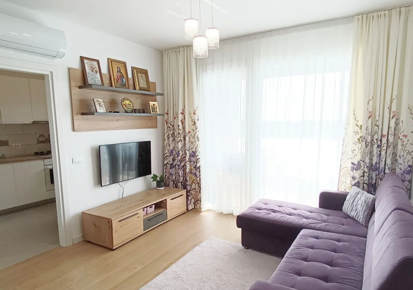 PROPRIETAR | Apartament 3 camere | AFI CITY Bucurestii Noi - Se ofera spre vanzare un apartament modern cu 3 camere in Complexul Rezidential AFI City, langa statia de metrou Laminorului, in zona Bucurestii Noi.

Imobilul se afla intr-un bloc de apartamente, construit in anul 2020, la etajul 10/ 11. 
Imobilul este precertificat Green Homes. 
Certificat energetic clasa A.

Apartamentul detine o suprafata totala de 75 mp, din care un balcon de 6 mp si o zona tehnica.

Locuinta este alcatuita dintr-o camera de zi, doua dormitoare (cel matrimonial cu baie proprie și cada), o bucatarie inchisa, doua bai, o debara, un balcon si un spatiu tehnic. 

Apartamentul este nou si nu necesita renovare. Se vinde utilat si mobilat: Electrocasnice din bucătărie sunt toate incorporate: masina de spalat vase, plita, cuptor, cuptor cu microunde, combina frigorifica, hota. 
Masina de spalat rufe cu functie de uscator in debara si un aparat de aer conditionat in living.

Confortul termic este realizat cu ajutorul centralei proprii pe gaz Buderus cu circuit de incalzire in pardoseala si termostat in fiecare camera. 

Accesul la mijloacele de transport in comun facil: 5 minute pana la statia de metrou Laminorului, autobuz statia Laromet. In imediata apropiere se intalnesc puncte farmaceutice, medicale, comerciale, educationale, de divertisment, bancare, parcuri, piete, etc.

Separat exista si loc de parcare in interiorul complexului.

Direct proprietar.