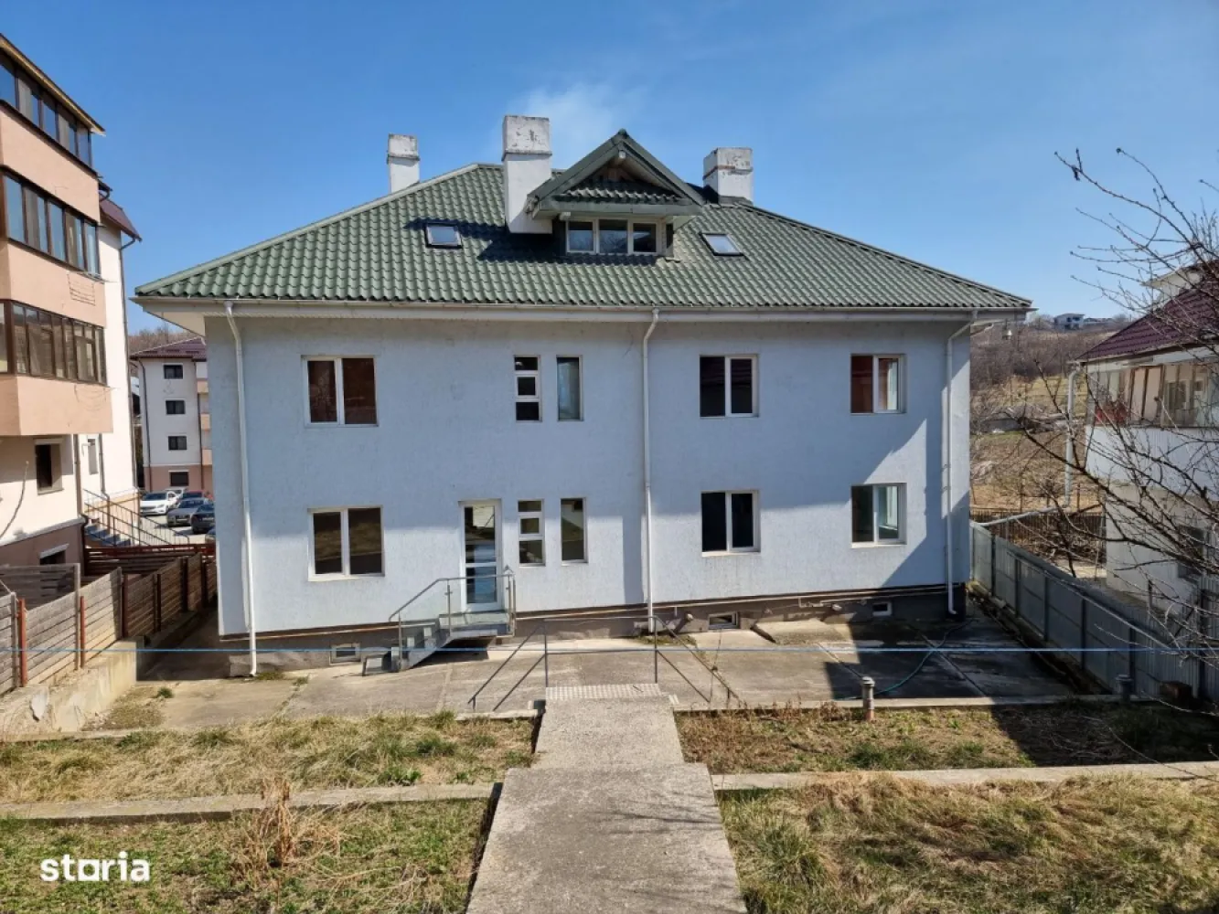 Chirie sau Vânzare - Vila Mare 3 Apartamente + Buncăr – Privat Afacere - Vă rugăm să ne contactați pe numărul inclus pe WhatsApp.
Situată la doar 300m de fostul Dedeman Manta Roșie Iași, la 7 minute de Centrul Iași, această uimitoare proprietate cu 14 dormitoare (fără a pune la socoteală 8 camere la demisolul casei), trei camere de zi, trei bucătării, patru băi, trei camere de duș și trei WC separate, balcon mare și un demisol complet care cuprinde: garaj, cameră mare (Sala Sport) și alte șapte camere, toate acestea fiind împărțite pe trei apartamente, oferind o abundenta de spațiu contemporan locuibil cu elemente și aplicații luxoase împreună cu o grădină mare atât în față cât și în spate, fiind împărțită pe patru nivele.
Buncăr cu pereți din beton de 60cm cu fier armat la o adâncime semnificativă și sigură.
 
Construcție NOUĂ - 1853m2 teren Suprafața UTILĂ: 708m2
 
PRINCIPALELE ELEMENTE:
• Situată pe o stradă închisă la marginea Iașiului (7 minute până în centrul cu mașina)
• Condiții de locuit și relaxare extraordinar de spațioase
• Terminată la un standard excepțional
• O bucătărie montată, iar celelalte două așteaptă specificațiile clientului
• Dormitor principal (master) cu toaletă încorporată. Proprietatea beneficiază de un BUNCĂR Subteran pentru adăpost, situat la o adâncime de aprox 5m construit din beton și fier armat.
 
Această proprietate (11mx16m) a fost construită la standardele cele mai înalte. Nu s-au făcut economii. Demisolul este din beton cu fier armat în pereți. Întreaga casă este construită cu Cărămizi Soracem. Pe pereții exteriori, cărămida a fost așezată perpendicular pe perete pentru a mări grosimea peretelui. Toate plăcile dintre etaje sunt din beton și au patru rânduri de fier armat pentru rezistență.
 
Toate ușile sunt certificate să reziste 60min la incendiu (importate din UK) Parchet în toată casa din Lemn Masiv 22mm (importat din UK) cu excepția Holuri unde există Parchet Solid Stratificat, conductor termic pentru a facilita încălzirea prin pardoseală.
 
În toate bucătăriile, camerele de zi/holuri, toalete, wc și dușuri, există încălzire în pardoseală pe bază de apă. Demisolul și bucătăria și toaleta de la apartamentul trei beneficiază de încălzire în pardoseală pe bază de curent.
 
Proprietatea beneficiază de curent la 380kw. Fiecare apartament are curent și contor separat.
 
Fiecare încăpere are rețea de Internet/Telefon/TV și toate duc la o zonă centralizată. Cel mai performant sistem de supraveghere video: PTZ CCTV (motorizate), 20x Zoom, 1080p, 2MP, Infraroșu, Ștergător, Detectarea Mișcării și Auto Tracking. Supraveghere și înregistrare atât locală cât și de la distanță, pe o gamă largă și modernă de echipamente.
 
La fiecare etaj al fiecărui apartament există interfon Audio/Video (color), și de aici se poate comunica la poartă, se poate deschide poarta mică sau poarta pentru autovehicule.
 
Apartamentul trei beneficiază de un pod suficient de mare pentru a face încă un apartament cu două camere. Toate documentele sunt la zi. Nu este nevoie de obținerea vreunui document.
 
Toată construcția este protejată contra frigului sau a căldurii de polistiren extrudat.
 
Fiecare apartament are sistem de încălzire, centrală termică proprie, și contor propriu. Toată apa din proprietate este dedurizată și tratată electronic de WaterKing WK4
 
Apartamentul 1 și 2 (pe lângă centralele pe gaz) au opțiunea de a avea fiecare centrală proprie pe lemne care să funcționeze separate sau simultan cu cea pe gaz.
 
Această proprietate a fost proiectată să funcționeze ca 3 apartamente diferite, poate chiar 4 dacă doriți să folosiți demisolul separat, sau cu puține modificări, poate fi folosită ca o singură proprietate cu toate spațiile interconectate.
 
Apartamentul 1 se întinde pe 3 etaje: 8 Dormitoare (1 Ensuite - Etaj 1) pe ambele etaje superioare 2 Camere de zi foarte mari, una pe fiecare etaj 1 Bucătărie (parter) 1 Sală de mese (parter) 1 Toaletă (etaj 1) 1 WC (parter) 1 Duș (parter) Demisol: 1 Garaj 1 WC/Duș 4 camere duble 1 cameră quad
 
Apartamentul 2 se întinde pe 3 etaje: 3 Dormitoare pe ambele etaje superioare 1 Bucătărie (parter) 1 Toaletă (etaj 1) 1 WC (parter) 1 Duș (parter) Demisol: 3 camere duble
 
Apartamentul 3 este în mansardă și este format din: 3 dormitoare triple 1 Camera de zi 1 bucătărie 1 Toaletă POD - Suficient de mare și înalt pentru a putea fi compartimentat.
 
Vă putem pune la dispoziție multe alte fotografii din interior și exterior.