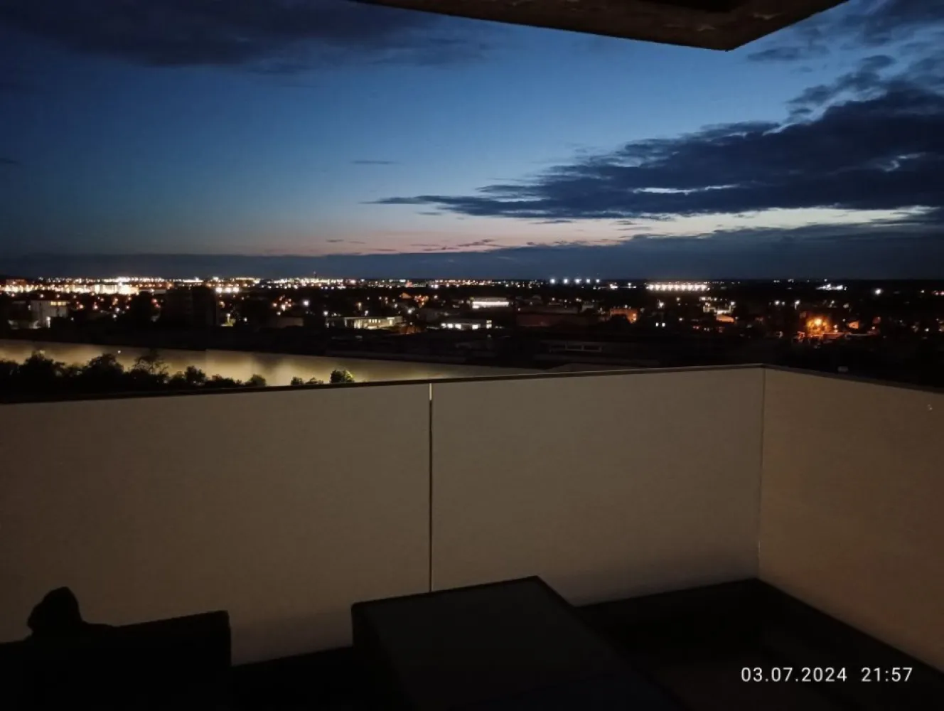 PROPRIETAR | Apartament 3 camere | AFI CITY Bucurestii Noi - Se ofera spre vanzare un apartament modern cu 3 camere in Complexul Rezidential AFI City, langa statia de metrou Laminorului, in zona Bucurestii Noi.

Imobilul se afla intr-un bloc de apartamente, construit in anul 2020, la etajul 10/ 11. 
Imobilul este precertificat Green Homes. 
Certificat energetic clasa A.

Apartamentul detine o suprafata totala de 75 mp, din care un balcon de 6 mp si o zona tehnica.

Locuinta este alcatuita dintr-o camera de zi, doua dormitoare (cel matrimonial cu baie proprie și cada), o bucatarie inchisa, doua bai, o debara, un balcon si un spatiu tehnic. 

Apartamentul este nou si nu necesita renovare. Se vinde utilat si mobilat: Electrocasnice din bucătărie sunt toate incorporate: masina de spalat vase, plita, cuptor, cuptor cu microunde, combina frigorifica, hota. 
Masina de spalat rufe cu functie de uscator in debara si un aparat de aer conditionat in living.

Confortul termic este realizat cu ajutorul centralei proprii pe gaz Buderus cu circuit de incalzire in pardoseala si termostat in fiecare camera. 

Accesul la mijloacele de transport in comun facil: 5 minute pana la statia de metrou Laminorului, autobuz statia Laromet. In imediata apropiere se intalnesc puncte farmaceutice, medicale, comerciale, educationale, de divertisment, bancare, parcuri, piete, etc.

Separat exista si loc de parcare in interiorul complexului.

Direct proprietar.