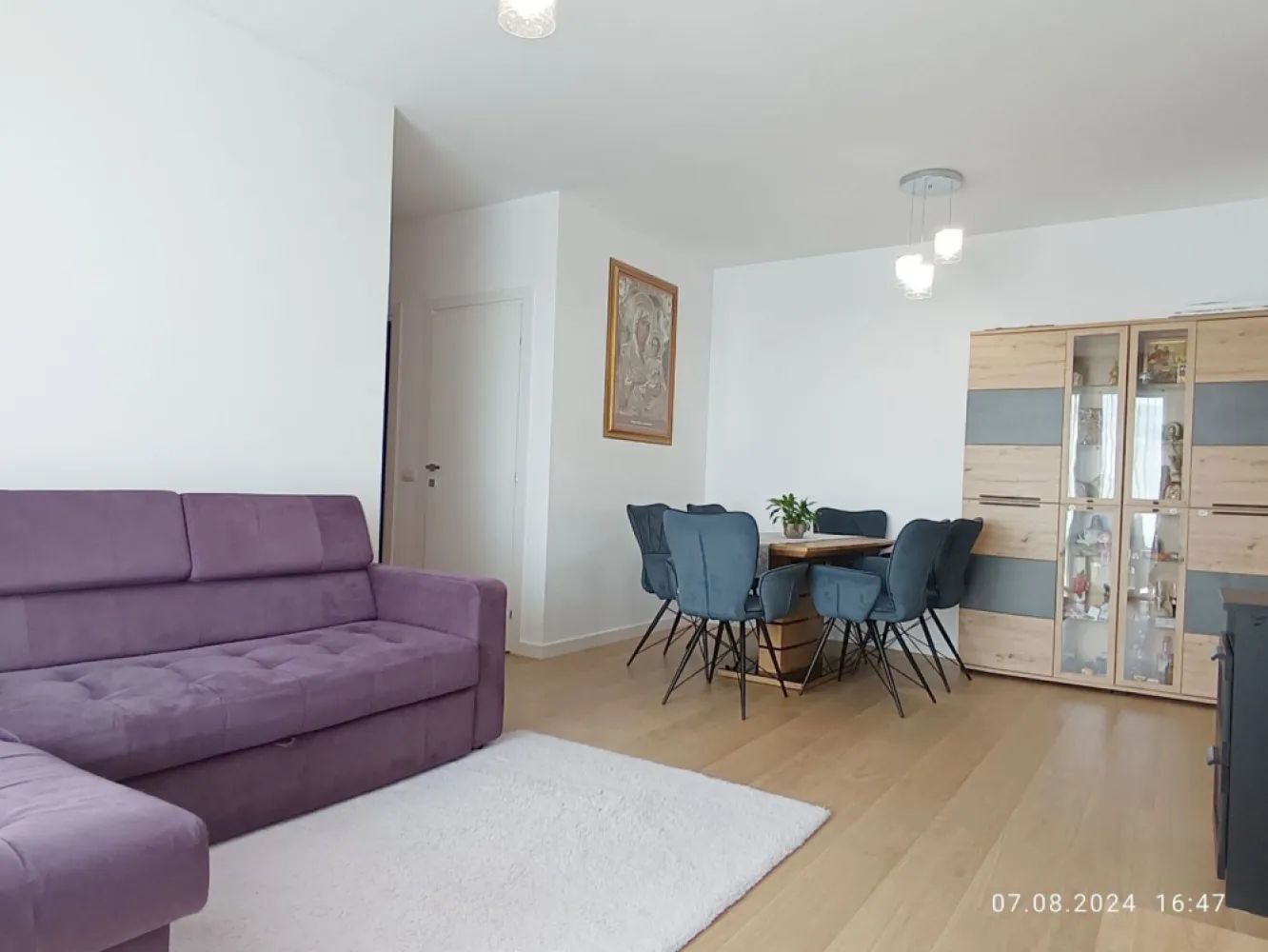PROPRIETAR | Apartament 3 camere | AFI CITY Bucurestii Noi - Se ofera spre vanzare un apartament modern cu 3 camere in Complexul Rezidential AFI City, langa statia de metrou Laminorului, in zona Bucurestii Noi.

Imobilul se afla intr-un bloc de apartamente, construit in anul 2020, la etajul 10/ 11. 
Imobilul este precertificat Green Homes. 
Certificat energetic clasa A.

Apartamentul detine o suprafata totala de 75 mp, din care un balcon de 6 mp si o zona tehnica.

Locuinta este alcatuita dintr-o camera de zi, doua dormitoare (cel matrimonial cu baie proprie și cada), o bucatarie inchisa, doua bai, o debara, un balcon si un spatiu tehnic. 

Apartamentul este nou si nu necesita renovare. Se vinde utilat si mobilat: Electrocasnice din bucătărie sunt toate incorporate: masina de spalat vase, plita, cuptor, cuptor cu microunde, combina frigorifica, hota. 
Masina de spalat rufe cu functie de uscator in debara si un aparat de aer conditionat in living.

Confortul termic este realizat cu ajutorul centralei proprii pe gaz Buderus cu circuit de incalzire in pardoseala si termostat in fiecare camera. 

Accesul la mijloacele de transport in comun facil: 5 minute pana la statia de metrou Laminorului, autobuz statia Laromet. In imediata apropiere se intalnesc puncte farmaceutice, medicale, comerciale, educationale, de divertisment, bancare, parcuri, piete, etc.

Separat exista si loc de parcare in interiorul complexului.

Direct proprietar.
