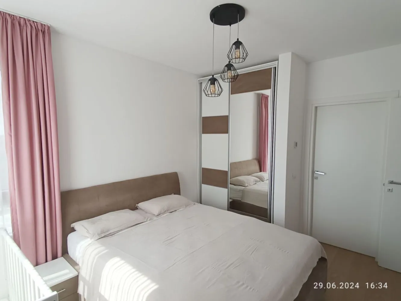 PROPRIETAR | Apartament 3 camere | AFI CITY Bucurestii Noi - Se ofera spre vanzare un apartament modern cu 3 camere in Complexul Rezidential AFI City, langa statia de metrou Laminorului, in zona Bucurestii Noi.

Imobilul se afla intr-un bloc de apartamente, construit in anul 2020, la etajul 10/ 11. 
Imobilul este precertificat Green Homes. 
Certificat energetic clasa A.

Apartamentul detine o suprafata totala de 75 mp, din care un balcon de 6 mp si o zona tehnica.

Locuinta este alcatuita dintr-o camera de zi, doua dormitoare (cel matrimonial cu baie proprie și cada), o bucatarie inchisa, doua bai, o debara, un balcon si un spatiu tehnic. 

Apartamentul este nou si nu necesita renovare. Se vinde utilat si mobilat: Electrocasnice din bucătărie sunt toate incorporate: masina de spalat vase, plita, cuptor, cuptor cu microunde, combina frigorifica, hota. 
Masina de spalat rufe cu functie de uscator in debara si un aparat de aer conditionat in living.

Confortul termic este realizat cu ajutorul centralei proprii pe gaz Buderus cu circuit de incalzire in pardoseala si termostat in fiecare camera. 

Accesul la mijloacele de transport in comun facil: 5 minute pana la statia de metrou Laminorului, autobuz statia Laromet. In imediata apropiere se intalnesc puncte farmaceutice, medicale, comerciale, educationale, de divertisment, bancare, parcuri, piete, etc.

Separat exista si loc de parcare in interiorul complexului.

Direct proprietar.