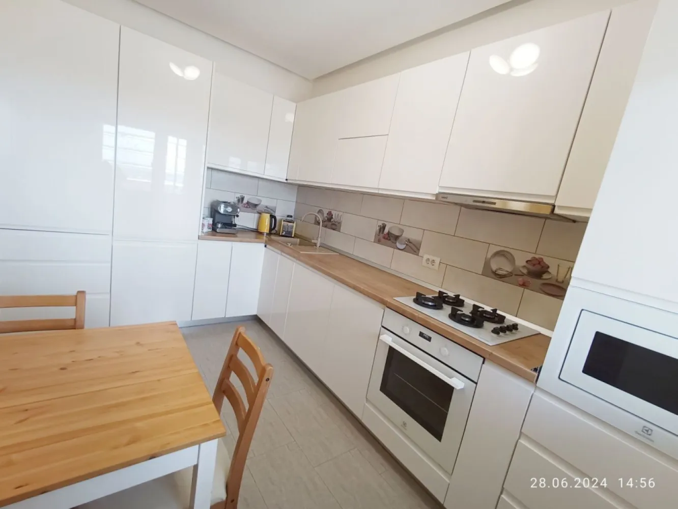 PROPRIETAR | Apartament 3 camere | AFI CITY Bucurestii Noi - Se ofera spre vanzare un apartament modern cu 3 camere in Complexul Rezidential AFI City, langa statia de metrou Laminorului, in zona Bucurestii Noi.

Imobilul se afla intr-un bloc de apartamente, construit in anul 2020, la etajul 10/ 11. 
Imobilul este precertificat Green Homes. 
Certificat energetic clasa A.

Apartamentul detine o suprafata totala de 75 mp, din care un balcon de 6 mp si o zona tehnica.

Locuinta este alcatuita dintr-o camera de zi, doua dormitoare (cel matrimonial cu baie proprie și cada), o bucatarie inchisa, doua bai, o debara, un balcon si un spatiu tehnic. 

Apartamentul este nou si nu necesita renovare. Se vinde utilat si mobilat: Electrocasnice din bucătărie sunt toate incorporate: masina de spalat vase, plita, cuptor, cuptor cu microunde, combina frigorifica, hota. 
Masina de spalat rufe cu functie de uscator in debara si un aparat de aer conditionat in living.

Confortul termic este realizat cu ajutorul centralei proprii pe gaz Buderus cu circuit de incalzire in pardoseala si termostat in fiecare camera. 

Accesul la mijloacele de transport in comun facil: 5 minute pana la statia de metrou Laminorului, autobuz statia Laromet. In imediata apropiere se intalnesc puncte farmaceutice, medicale, comerciale, educationale, de divertisment, bancare, parcuri, piete, etc.

Separat exista si loc de parcare in interiorul complexului.

Direct proprietar.