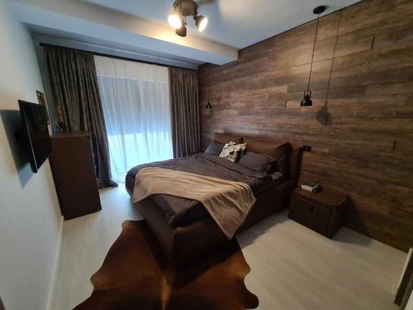 Apartament Modern cu 3 Camere în 21 Residence, cu Parcare și Boxă - Vă propun spre vânzare un apartament modern cu 3 camere, situat în Complexul 21 Residence, la doar 6 minute de mers pe jos de stația de metrou Lujerului. Această proprietate include un loc de parcare subteran și o boxă de depozitare (acestea nu se vând separat), la un cost suplimentar de 25.000EUR.

Detalii despre apartament:
-> Suprafață utilă: 82 mp, compartimentare decomandată, spațiu generos și bine organizat.
-> Camere: 3 camere spațioase - living luminos, 2 dormitoare, bucătărie separată, baie, balcon și hol.
-> Mobilare și utilare: Apartamentul este complet mobilat și dotat cu mobilier premium și electrocasnice moderne, gata pentru locuire.

Dotări și facilități:
-> Loc de parcare și boxă de depozitare (aprox. 6 mp): incluse separat la prețul de 25.000 EUR
-> Acces rapid la metrou: Stația Lujerului la 6 minute distanță, oferind o conectivitate excelentă.
-> Locație: Complexul este situat într-o zonă bine conectată, aproape de centre comerciale, restaurante, parcuri și Universitatea Politehnica, ideală pentru familii și tineri profesioniști.

Preț:
-> 240.000 EUR – pentru apartamentul complet mobilat și utilat.
-> 25.000 EUR – pentru locul de parcare subteran și boxa de depozitare, care nu se vând separat.
Pentru mai multe detalii sau o vizionare, vă stăm la dispoziție. Această proprietate reprezintă o oportunitate excelentă pentru cei care caută un spațiu modern, spațios și bine poziționat în București.