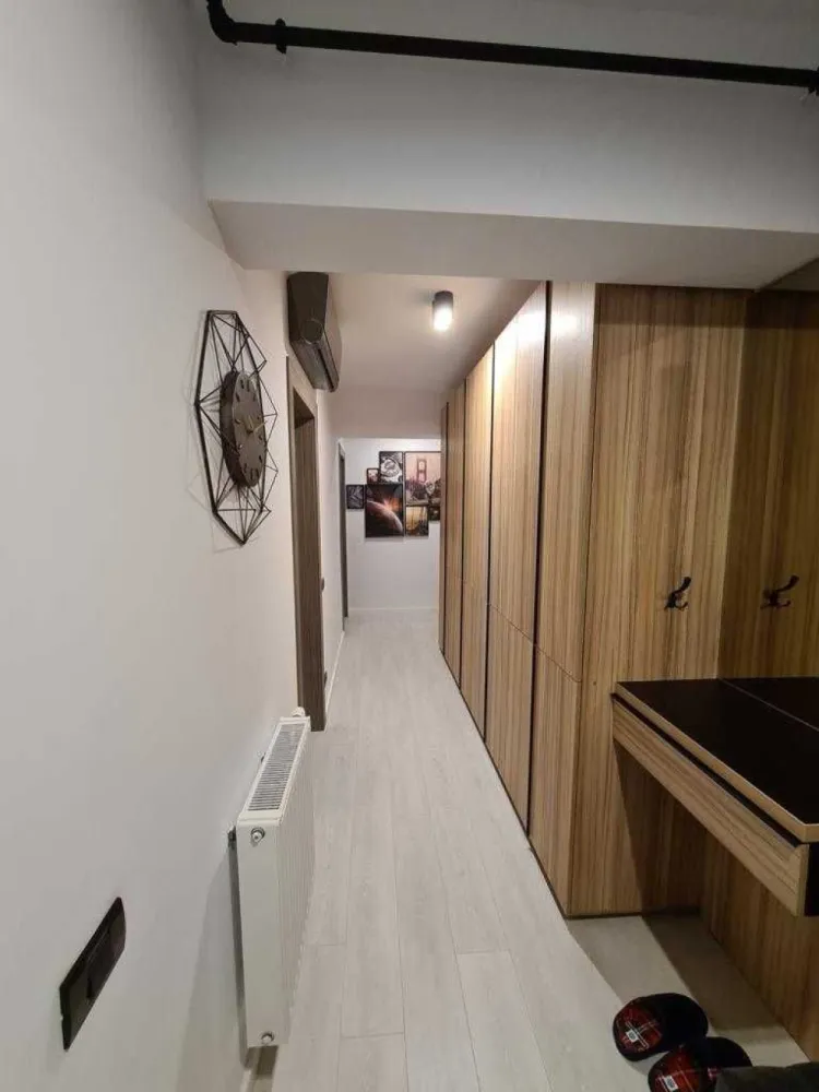 Apartament Modern cu 3 Camere în 21 Residence, cu Parcare și Boxă - Vă propun spre vânzare un apartament modern cu 3 camere, situat în Complexul 21 Residence, la doar 6 minute de mers pe jos de stația de metrou Lujerului. Această proprietate include un loc de parcare subteran și o boxă de depozitare (acestea nu se vând separat), la un cost suplimentar de 25.000EUR.

Detalii despre apartament:
-> Suprafață utilă: 82 mp, compartimentare decomandată, spațiu generos și bine organizat.
-> Camere: 3 camere spațioase - living luminos, 2 dormitoare, bucătărie separată, baie, balcon și hol.
-> Mobilare și utilare: Apartamentul este complet mobilat și dotat cu mobilier premium și electrocasnice moderne, gata pentru locuire.

Dotări și facilități:
-> Loc de parcare și boxă de depozitare (aprox. 6 mp): incluse separat la prețul de 25.000 EUR
-> Acces rapid la metrou: Stația Lujerului la 6 minute distanță, oferind o conectivitate excelentă.
-> Locație: Complexul este situat într-o zonă bine conectată, aproape de centre comerciale, restaurante, parcuri și Universitatea Politehnica, ideală pentru familii și tineri profesioniști.

Preț:
-> 240.000 EUR – pentru apartamentul complet mobilat și utilat.
-> 25.000 EUR – pentru locul de parcare subteran și boxa de depozitare, care nu se vând separat.
Pentru mai multe detalii sau o vizionare, vă stăm la dispoziție. Această proprietate reprezintă o oportunitate excelentă pentru cei care caută un spațiu modern, spațios și bine poziționat în București.