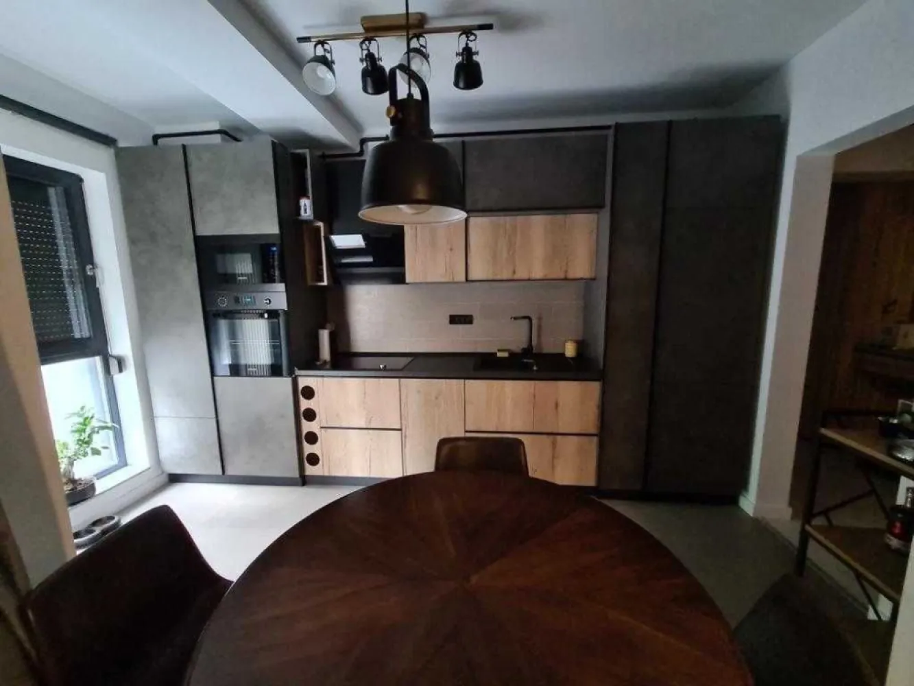 Apartament Modern cu 3 Camere în 21 Residence, cu Parcare și Boxă - Vă propun spre vânzare un apartament modern cu 3 camere, situat în Complexul 21 Residence, la doar 6 minute de mers pe jos de stația de metrou Lujerului. Această proprietate include un loc de parcare subteran și o boxă de depozitare (acestea nu se vând separat), la un cost suplimentar de 25.000EUR.

Detalii despre apartament:
-> Suprafață utilă: 82 mp, compartimentare decomandată, spațiu generos și bine organizat.
-> Camere: 3 camere spațioase - living luminos, 2 dormitoare, bucătărie separată, baie, balcon și hol.
-> Mobilare și utilare: Apartamentul este complet mobilat și dotat cu mobilier premium și electrocasnice moderne, gata pentru locuire.

Dotări și facilități:
-> Loc de parcare și boxă de depozitare (aprox. 6 mp): incluse separat la prețul de 25.000 EUR
-> Acces rapid la metrou: Stația Lujerului la 6 minute distanță, oferind o conectivitate excelentă.
-> Locație: Complexul este situat într-o zonă bine conectată, aproape de centre comerciale, restaurante, parcuri și Universitatea Politehnica, ideală pentru familii și tineri profesioniști.

Preț:
-> 240.000 EUR – pentru apartamentul complet mobilat și utilat.
-> 25.000 EUR – pentru locul de parcare subteran și boxa de depozitare, care nu se vând separat.
Pentru mai multe detalii sau o vizionare, vă stăm la dispoziție. Această proprietate reprezintă o oportunitate excelentă pentru cei care caută un spațiu modern, spațios și bine poziționat în București.