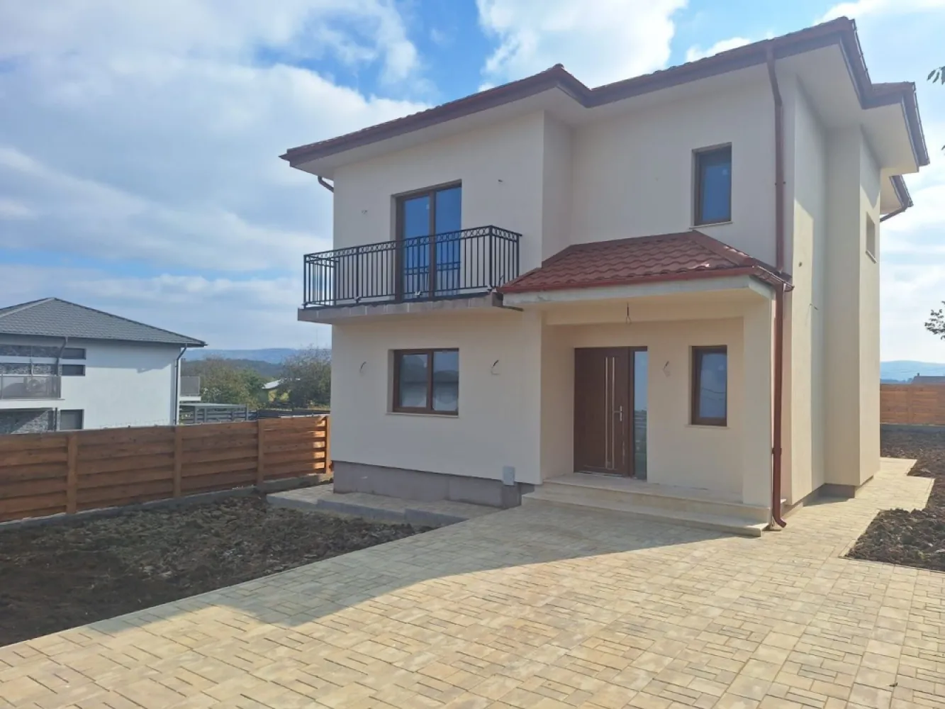 Casa P+E ,140 mp utili,451 mp teren, Hlincea,MUTARE IMEDIATA. - Casa P+ E,140mp ,451 mp Hlincea.Zona de vile INTABULATĂ, RACORDATĂ LA TOATE UTILITATILE.AVANS MINIM 30%.
Construcție realizata conform proiectului tehnic,placa din beton armat peste etaj, Încălzire in pardoseală parter +ETAJ.
Compartimentare:
Parter:
Living, bucătărie cu ieșire pe terasa,Dining ,baie de serviciu,hol.
Etaj:
Trei dormitoare,balcon,hol,baie spațioasă.
Finisaje de cea mai bună calitate, ,centrala Vaillant prin condensare, tâmplărie Q FORT tripan.Tersa 16 mp prevăzută cu placa de beton.Trotuare pavate..
