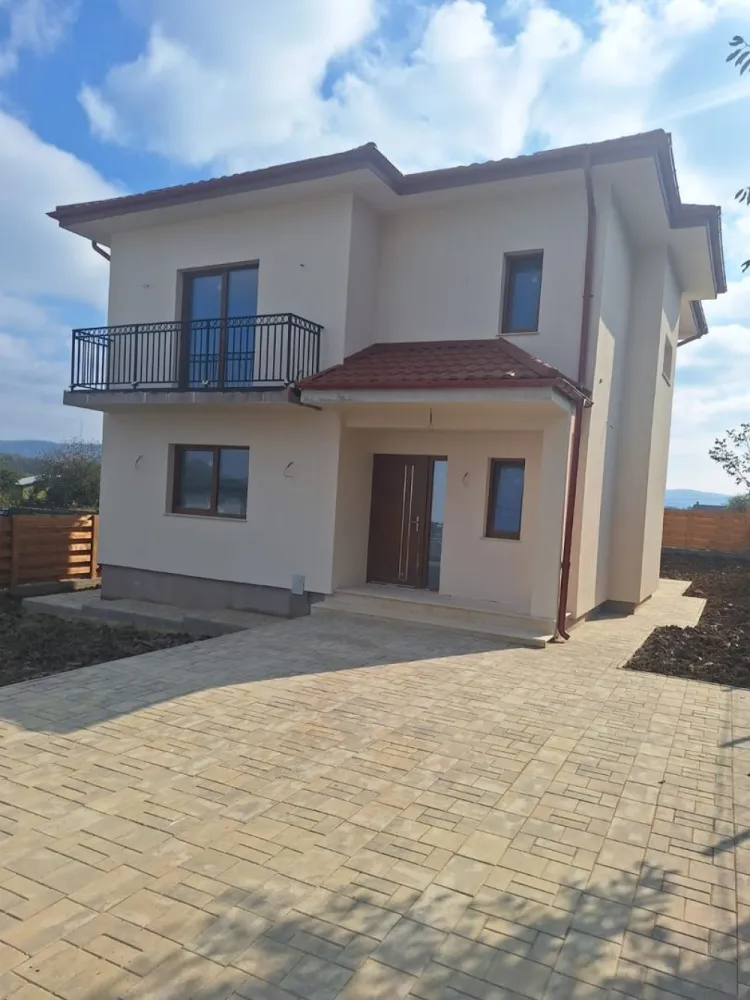 Casa P+E ,140 mp utili,451 mp teren, Hlincea,MUTARE IMEDIATA. - Casa P+ E,140mp ,451 mp Hlincea.Zona de vile INTABULATĂ, RACORDATĂ LA TOATE UTILITATILE.AVANS MINIM 30%.
Construcție realizata conform proiectului tehnic,placa din beton armat peste etaj, Încălzire in pardoseală parter +ETAJ.
Compartimentare:
Parter:
Living, bucătărie cu ieșire pe terasa,Dining ,baie de serviciu,hol.
Etaj:
Trei dormitoare,balcon,hol,baie spațioasă.
Finisaje de cea mai bună calitate, ,centrala Vaillant prin condensare, tâmplărie Q FORT tripan.Tersa 16 mp prevăzută cu placa de beton.Trotuare pavate..