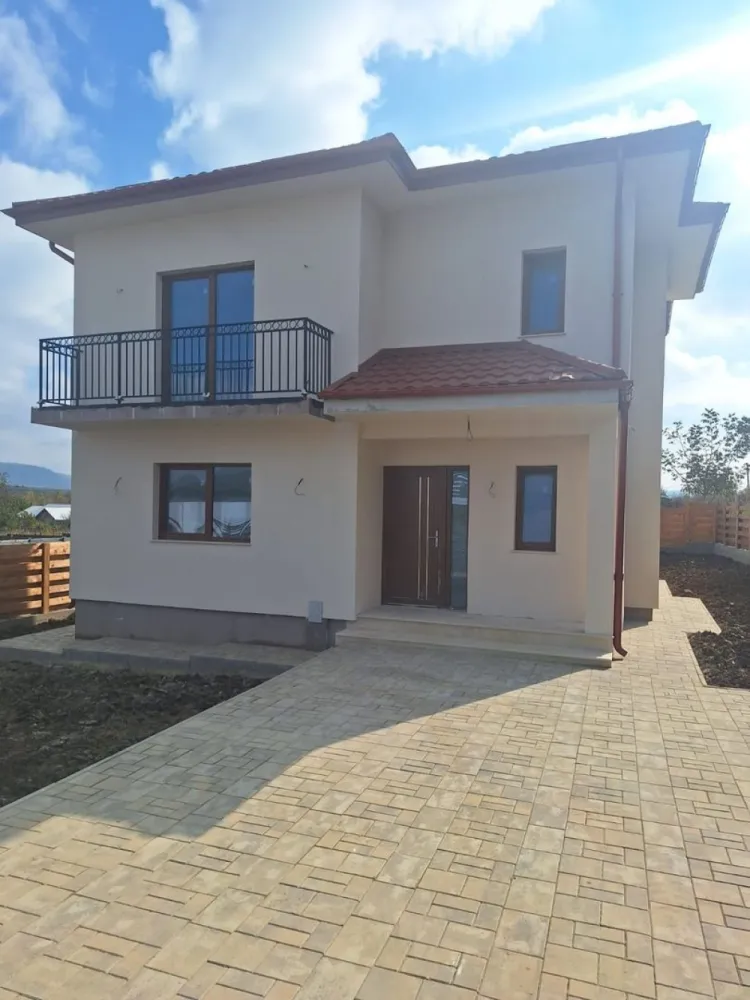 Casa P+E ,140 mp utili,451 mp teren, Hlincea,MUTARE IMEDIATA. - Casa P+ E,140mp ,451 mp Hlincea.Zona de vile INTABULATĂ, RACORDATĂ LA TOATE UTILITATILE.AVANS MINIM 30%.
Construcție realizata conform proiectului tehnic,placa din beton armat peste etaj, Încălzire in pardoseală parter +ETAJ.
Compartimentare:
Parter:
Living, bucătărie cu ieșire pe terasa,Dining ,baie de serviciu,hol.
Etaj:
Trei dormitoare,balcon,hol,baie spațioasă.
Finisaje de cea mai bună calitate, ,centrala Vaillant prin condensare, tâmplărie Q FORT tripan.Tersa 16 mp prevăzută cu placa de beton.Trotuare pavate..