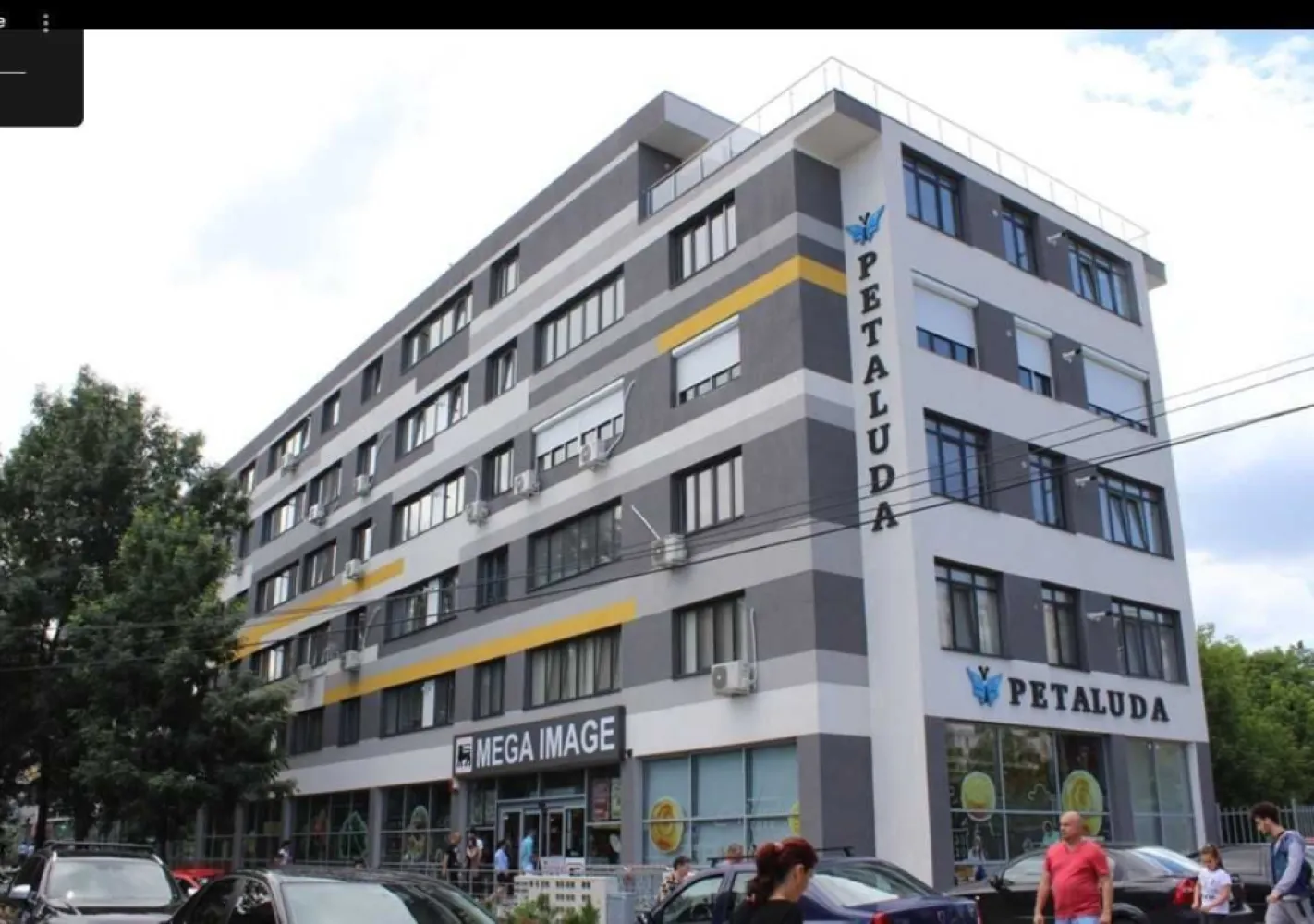 Apartament 3 camere, 85mp, parcare subterana, zona 1 Decembrie 1918 - Vand apartament 3 camere in bloc finalizat 2020, complet decomandat, zona statiei de metrou 1 Decembrie 1918 / Pallady, 85mp, 2 bai, etajul 5/5, loc de parcare privat in subteran (acces cu telecomanda) - a fost caminul nostru, nu ne-am gandit niciodata ca vom ajunge sa il vindem. Blocul este dotat cu interfon, intrarea in curtea se face cu cartela, sistem de supraveghere video in toate spatiile comune, inclusiv in parcare si in lift.

Locatie : Sectorul 3, intersectia B-dului Theodor Pallady cu Str. Mizil. Statia de metrou 1 Decembrie 1918 este situata la 200m (pe google maps) sau 2 min de mers pe jos, lenes, statia de tramvai este in fata blocului, la parterul blocului exista un Mega Image (mare), coafor si barber shop, optica medicala, parca si o curatatorie chimica. LIDL este in fata blocului, Penny peste Bdul Pallady, la 3-4 min de mers pe jos. La 3 statii de tramvai, avem Kaufland, IKEA, Metro, Jumbo, Decathlon, Jysk, Leroy Merlin, Dedeman, Mc Donalds, Auchan, KFC, XXXLutz, etc... La 1km, se afla Centrul Comercial Titan, o galerie comerciala mare, unde gasiti cinematograf, food court, World Class, locuri de joaca, etc...
Zona este foarte frumoasa, verde, parcuri peste tot (cel mai aproape este in spatele blocului, la 2 min de mers pe jos), in continua dezvoltare. Sunt 2-3 gradinite de stat in imediata apropere a blocului, la fel si crese sau scoli. Afterschool fix in spatele blocului, 15 secunde de la poarta blocului.

Apartamentul se vinde mobilat si utilat : 

Centrala proprie cu termostat
2 paturi de 2m x 1.8m, ambele cu depozitare, dressing-uri.
Canapea de 3.8m x 2m, care se extinde si devine un pat imens, foarte calitativa, facuta la comanda
Mobila de bucatarie din MDF vopsit, foarte calitativa
2 aparate AC premium, Carrier, se pot conecta la internet
Combina frigorifica Hotpoint Ariston 
Plita Bosch 
Cuptor electric Bosch 
Masina de spalat vase Bosch 
Masina de spalat Beko 
Hota Beko 
TV Sony 102cm
TV Sharp in bucatarie

Pret 200.001 euro

EXCLUS agentii imobiliare!!!

Va multumesc anticipat pentru atentie.