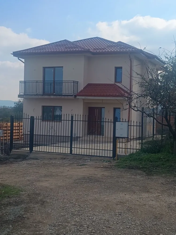 Casa P+E ,140 mp utili,451 mp teren, Hlincea,MUTARE IMEDIATA. - Casa P+ E,140mp ,451 mp Hlincea.Zona de vile INTABULATĂ, RACORDATĂ LA TOATE UTILITATILE.AVANS MINIM 30%.
Construcție realizata conform proiectului tehnic,placa din beton armat peste etaj, Încălzire in pardoseală parter +ETAJ.
Compartimentare:
Parter:
Living, bucătărie cu ieșire pe terasa,Dining ,baie de serviciu,hol.
Etaj:
Trei dormitoare,balcon,hol,baie spațioasă.
Finisaje de cea mai bună calitate, ,centrala Vaillant prin condensare, tâmplărie Q FORT tripan.Tersa 16 mp prevăzută cu placa de beton.Trotuare pavate..