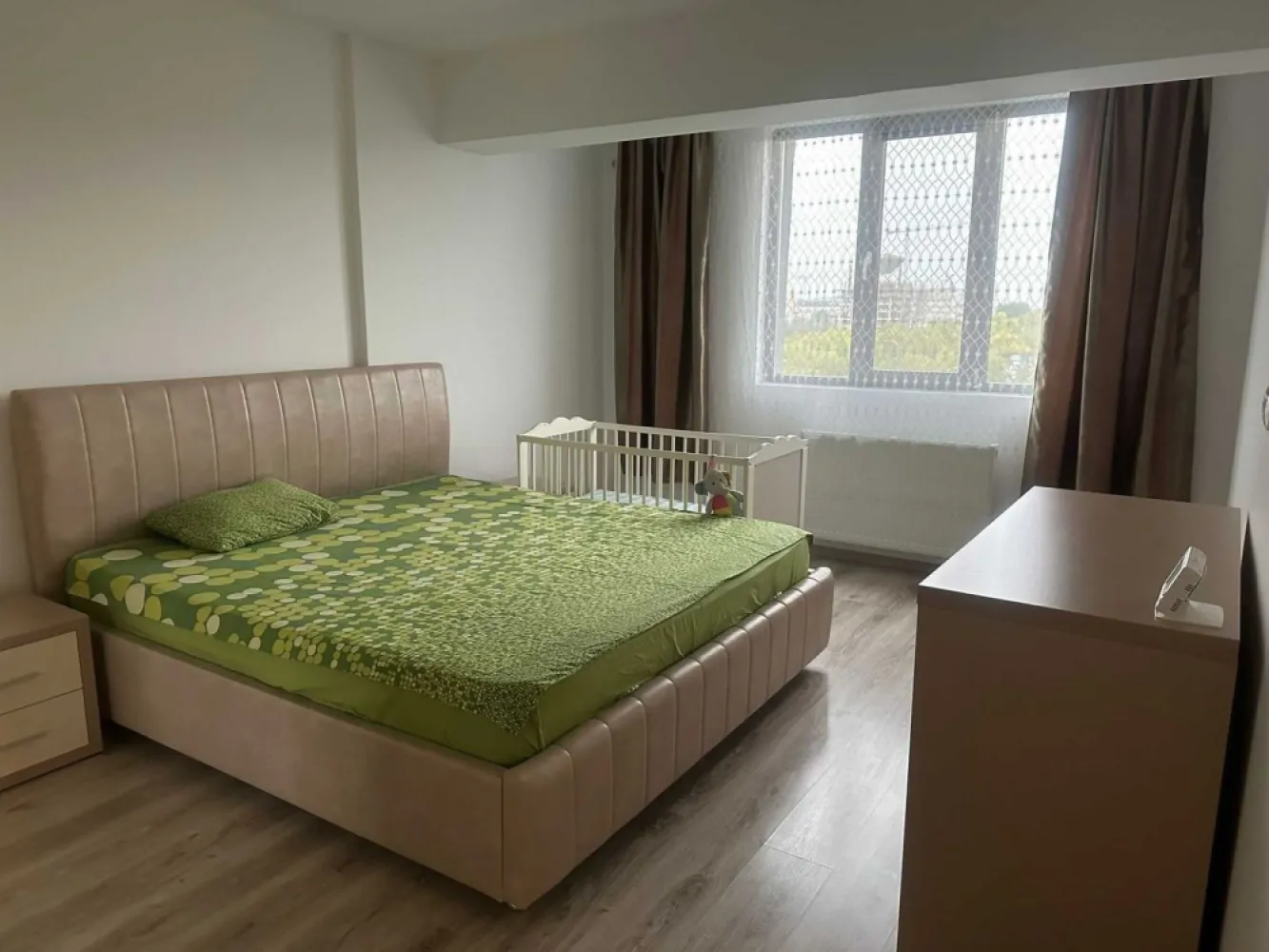Apartament 3 camere, 85mp, parcare subterana, zona 1 Decembrie 1918 - Vand apartament 3 camere in bloc finalizat 2020, complet decomandat, zona statiei de metrou 1 Decembrie 1918 / Pallady, 85mp, 2 bai, etajul 5/5, loc de parcare privat in subteran (acces cu telecomanda) - a fost caminul nostru, nu ne-am gandit niciodata ca vom ajunge sa il vindem. Blocul este dotat cu interfon, intrarea in curtea se face cu cartela, sistem de supraveghere video in toate spatiile comune, inclusiv in parcare si in lift.

Locatie : Sectorul 3, intersectia B-dului Theodor Pallady cu Str. Mizil. Statia de metrou 1 Decembrie 1918 este situata la 200m (pe google maps) sau 2 min de mers pe jos, lenes, statia de tramvai este in fata blocului, la parterul blocului exista un Mega Image (mare), coafor si barber shop, optica medicala, parca si o curatatorie chimica. LIDL este in fata blocului, Penny peste Bdul Pallady, la 3-4 min de mers pe jos. La 3 statii de tramvai, avem Kaufland, IKEA, Metro, Jumbo, Decathlon, Jysk, Leroy Merlin, Dedeman, Mc Donalds, Auchan, KFC, XXXLutz, etc... La 1km, se afla Centrul Comercial Titan, o galerie comerciala mare, unde gasiti cinematograf, food court, World Class, locuri de joaca, etc...
Zona este foarte frumoasa, verde, parcuri peste tot (cel mai aproape este in spatele blocului, la 2 min de mers pe jos), in continua dezvoltare. Sunt 2-3 gradinite de stat in imediata apropere a blocului, la fel si crese sau scoli. Afterschool fix in spatele blocului, 15 secunde de la poarta blocului.

Apartamentul se vinde mobilat si utilat : 

Centrala proprie cu termostat
2 paturi de 2m x 1.8m, ambele cu depozitare, dressing-uri.
Canapea de 3.8m x 2m, care se extinde si devine un pat imens, foarte calitativa, facuta la comanda
Mobila de bucatarie din MDF vopsit, foarte calitativa
2 aparate AC premium, Carrier, se pot conecta la internet
Combina frigorifica Hotpoint Ariston 
Plita Bosch 
Cuptor electric Bosch 
Masina de spalat vase Bosch 
Masina de spalat Beko 
Hota Beko 
TV Sony 102cm
TV Sharp in bucatarie

Pret 200.001 euro

EXCLUS agentii imobiliare!!!

Va multumesc anticipat pentru atentie.