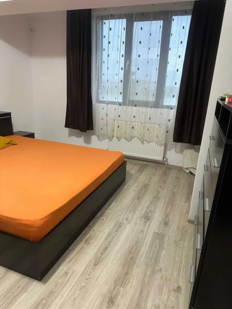 Apartament 3 camere, 85mp, parcare subterana, zona 1 Decembrie 1918 - Vand apartament 3 camere in bloc finalizat 2020, complet decomandat, zona statiei de metrou 1 Decembrie 1918 / Pallady, 85mp, 2 bai, etajul 5/5, loc de parcare privat in subteran (acces cu telecomanda) - a fost caminul nostru, nu ne-am gandit niciodata ca vom ajunge sa il vindem. Blocul este dotat cu interfon, intrarea in curtea se face cu cartela, sistem de supraveghere video in toate spatiile comune, inclusiv in parcare si in lift.

Locatie : Sectorul 3, intersectia B-dului Theodor Pallady cu Str. Mizil. Statia de metrou 1 Decembrie 1918 este situata la 200m (pe google maps) sau 2 min de mers pe jos, lenes, statia de tramvai este in fata blocului, la parterul blocului exista un Mega Image (mare), coafor si barber shop, optica medicala, parca si o curatatorie chimica. LIDL este in fata blocului, Penny peste Bdul Pallady, la 3-4 min de mers pe jos. La 3 statii de tramvai, avem Kaufland, IKEA, Metro, Jumbo, Decathlon, Jysk, Leroy Merlin, Dedeman, Mc Donalds, Auchan, KFC, XXXLutz, etc... La 1km, se afla Centrul Comercial Titan, o galerie comerciala mare, unde gasiti cinematograf, food court, World Class, locuri de joaca, etc...
Zona este foarte frumoasa, verde, parcuri peste tot (cel mai aproape este in spatele blocului, la 2 min de mers pe jos), in continua dezvoltare. Sunt 2-3 gradinite de stat in imediata apropere a blocului, la fel si crese sau scoli. Afterschool fix in spatele blocului, 15 secunde de la poarta blocului.

Apartamentul se vinde mobilat si utilat : 

Centrala proprie cu termostat
2 paturi de 2m x 1.8m, ambele cu depozitare, dressing-uri.
Canapea de 3.8m x 2m, care se extinde si devine un pat imens, foarte calitativa, facuta la comanda
Mobila de bucatarie din MDF vopsit, foarte calitativa
2 aparate AC premium, Carrier, se pot conecta la internet
Combina frigorifica Hotpoint Ariston 
Plita Bosch 
Cuptor electric Bosch 
Masina de spalat vase Bosch 
Masina de spalat Beko 
Hota Beko 
TV Sony 102cm
TV Sharp in bucatarie

Pret 200.001 euro

EXCLUS agentii imobiliare!!!

Va multumesc anticipat pentru atentie.